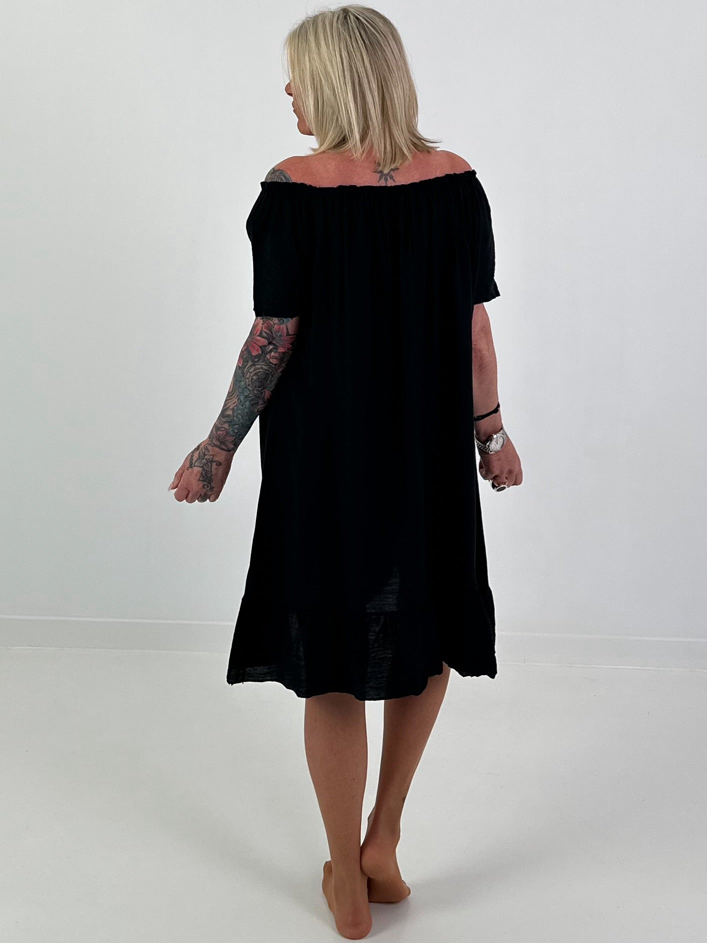 Dress with short sleeves and flounce - black