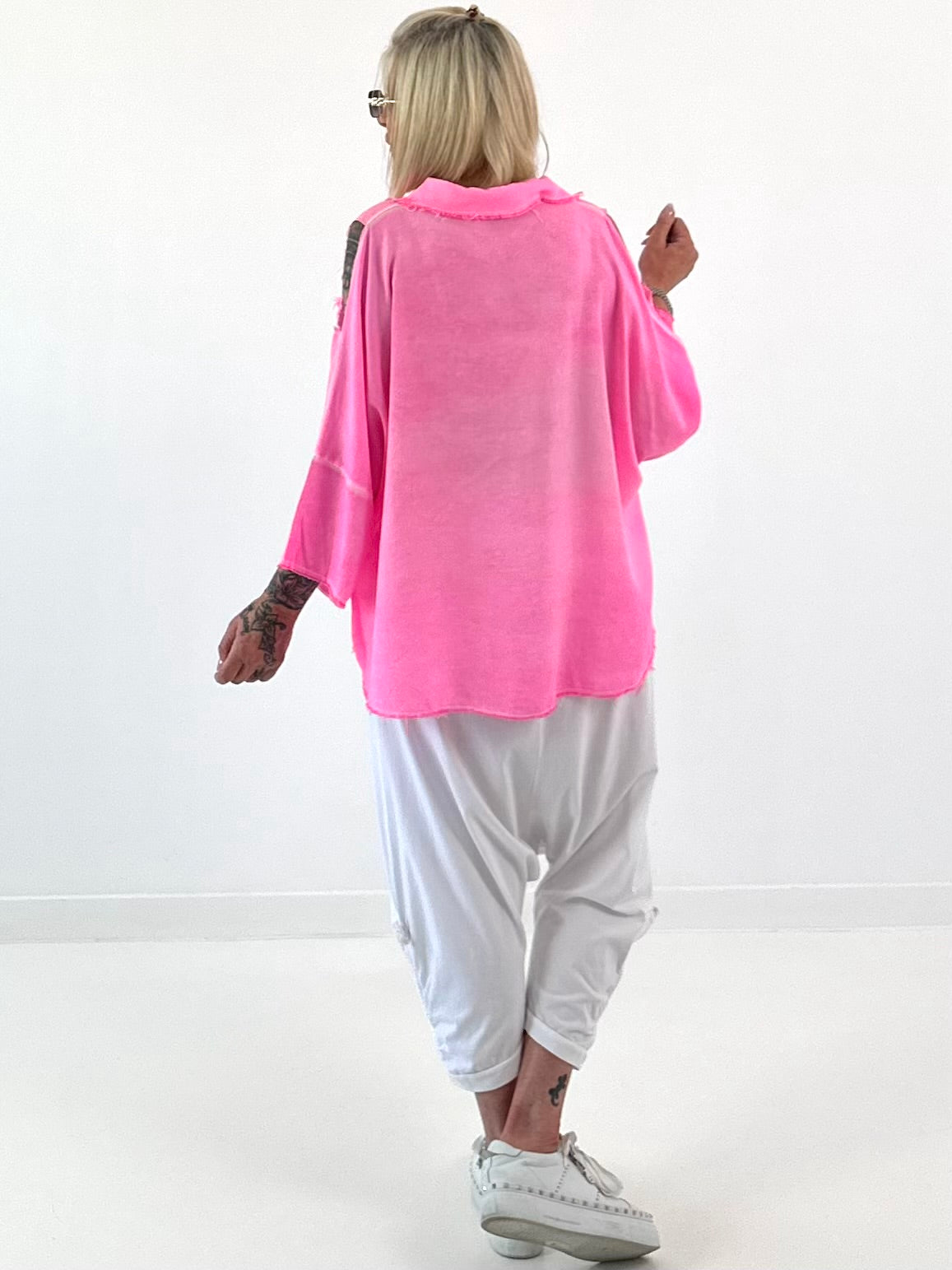 Bluse mit Cold Shoulder und fransigen Abschlüssen - neonpink