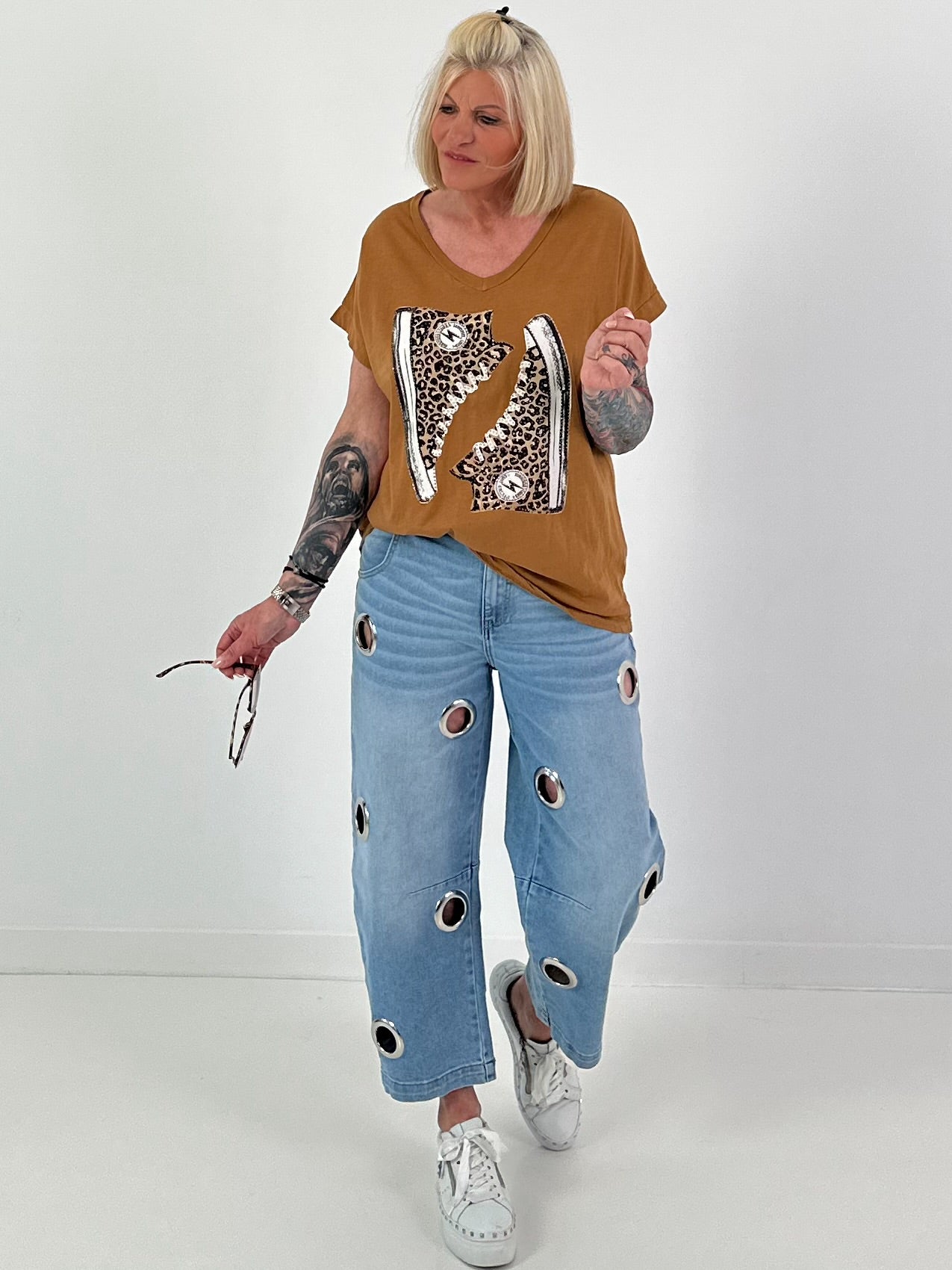 T-shirt with leopard shoe print - camel