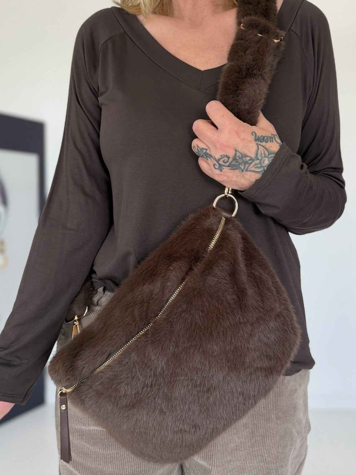 Crossbody faux fur bag - mocha
