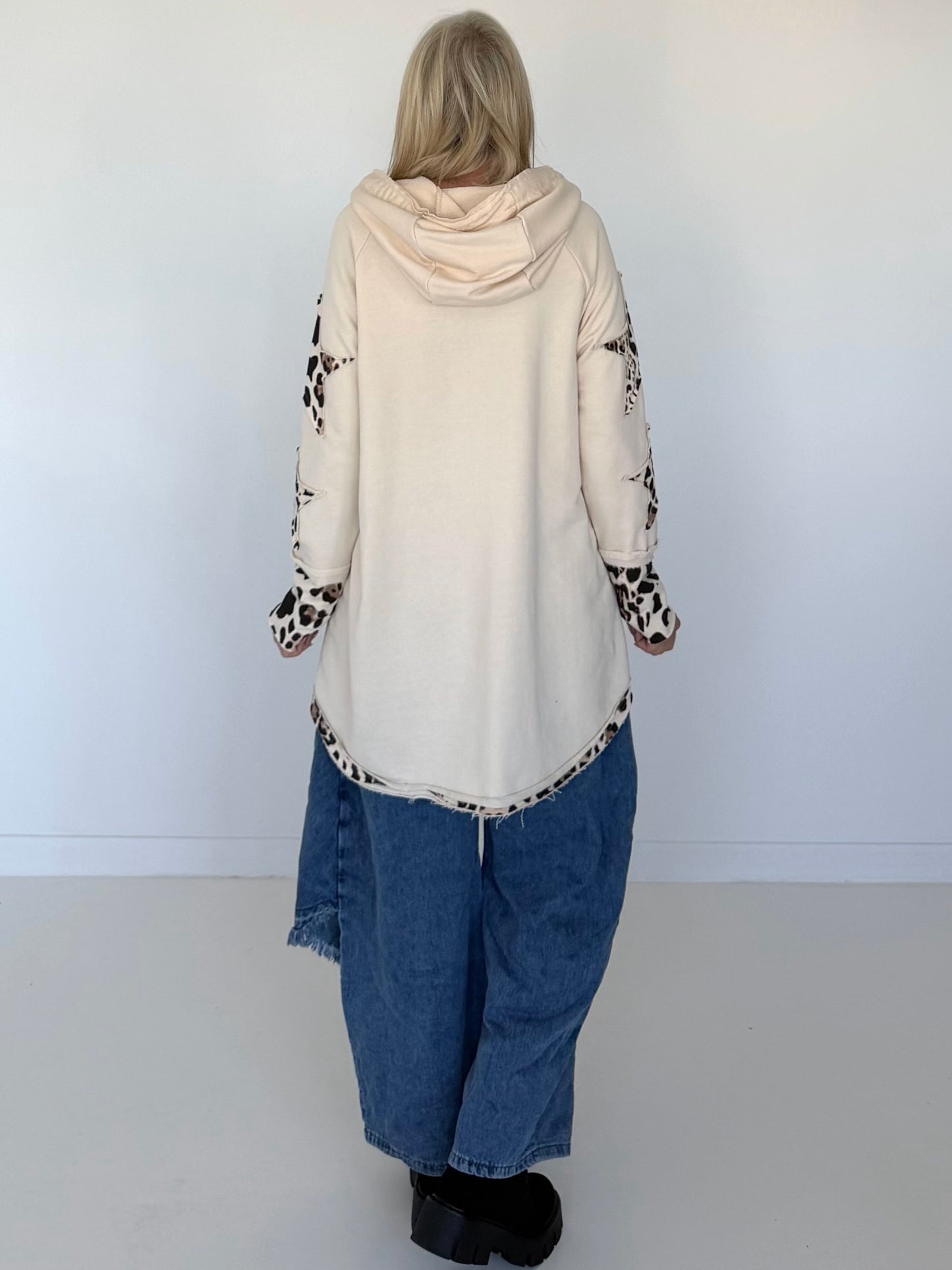 Hoodie mit Kängurutasche und trendigen Leo Sternelementen - beige