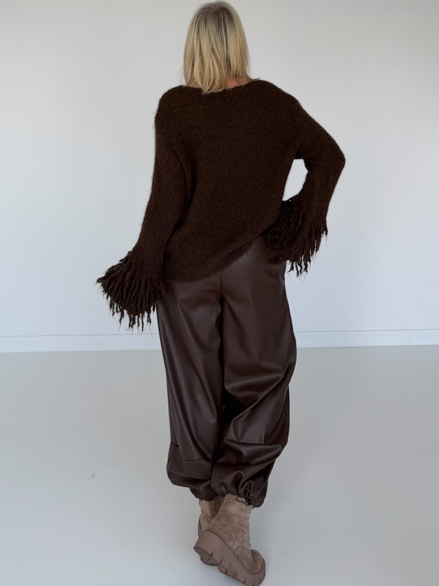 Kuschliger Pullover mit Fransen-Details - mokka