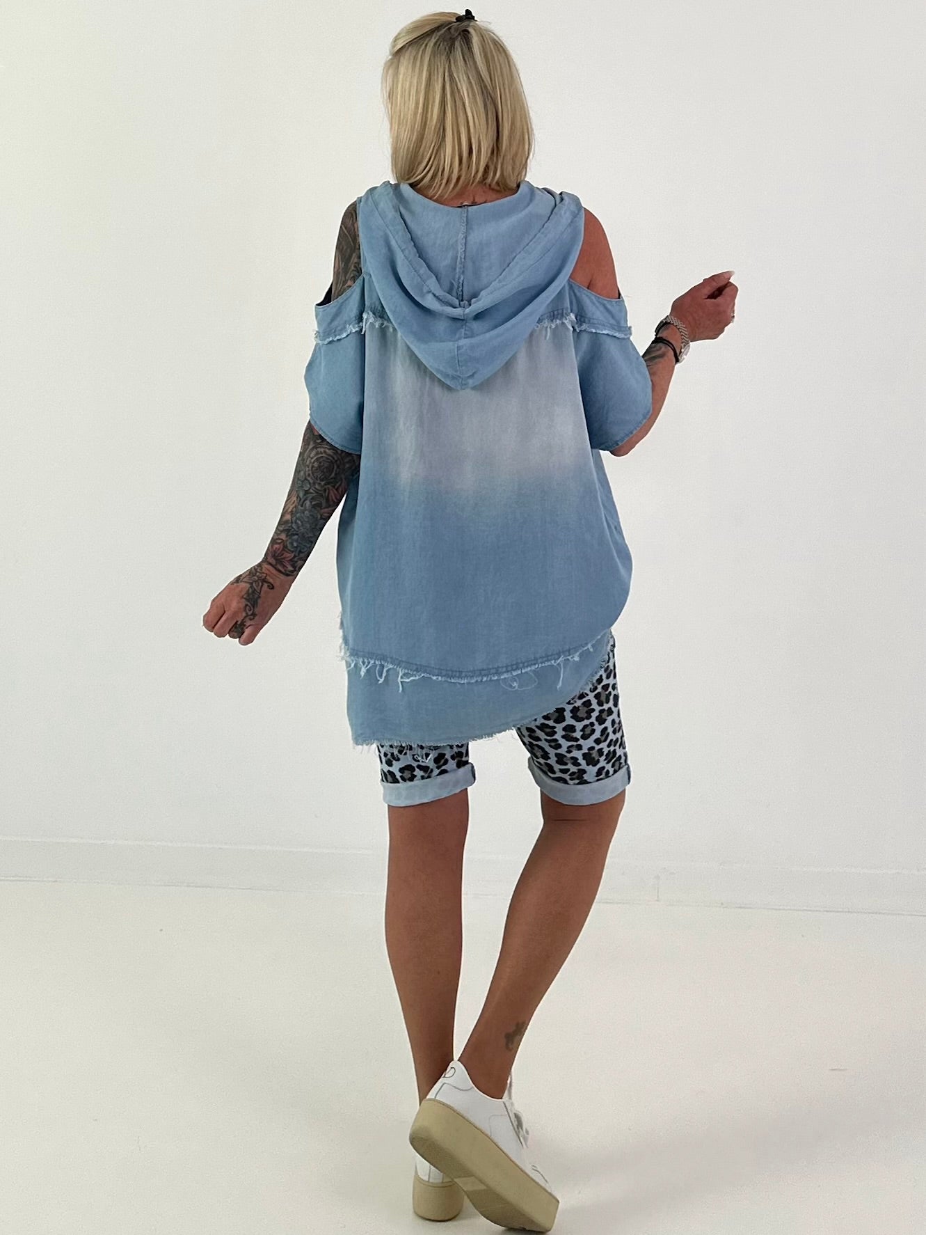 Jeansshirt mit Cut-Outs und Kapuze- hellblau