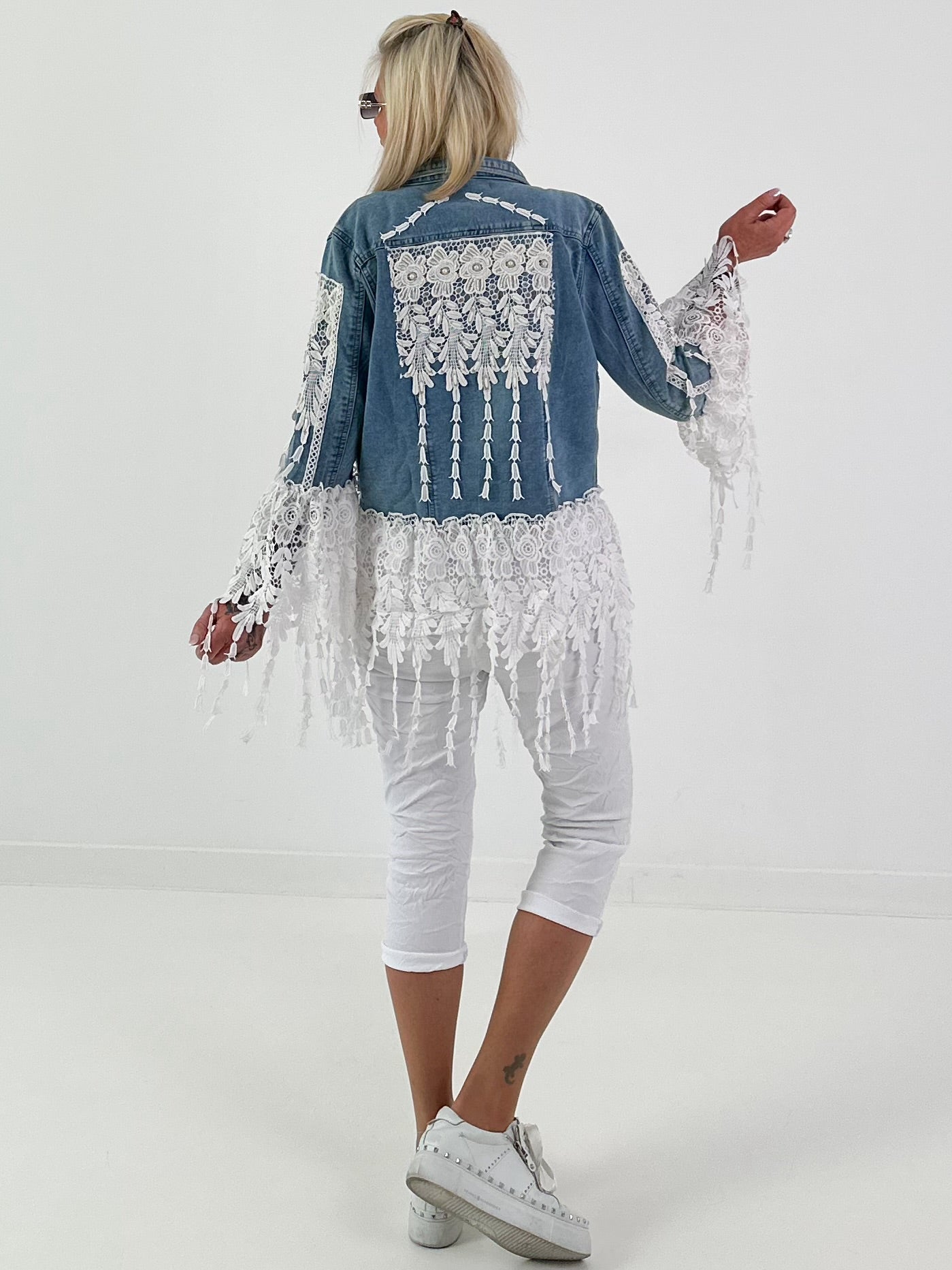 Boho Jeansjacke mit besonderen Details - hellblau-weiss