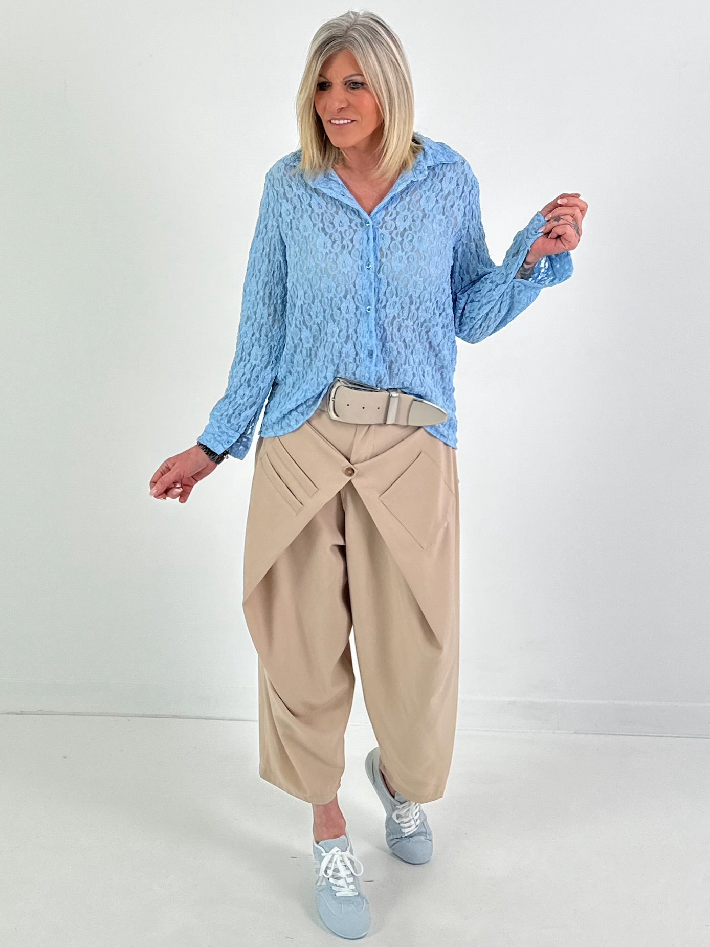 Spitzenbluse mit Muster - hellblau