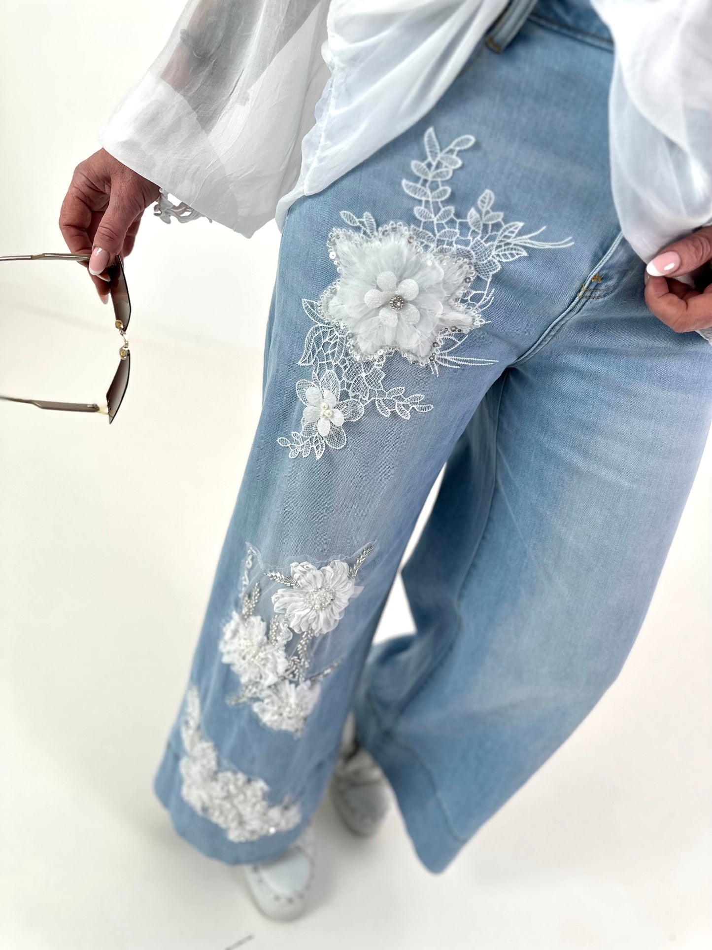 Wide-Leg Jeans mit floralen Applikation - denim