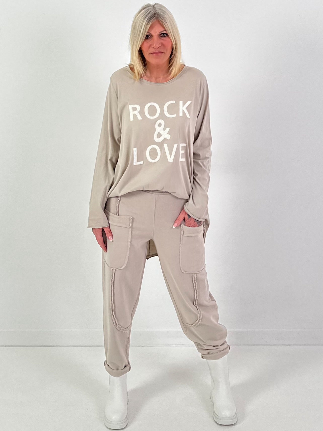 Oversized Shirt Modell "Rock&Love Wave" - beige