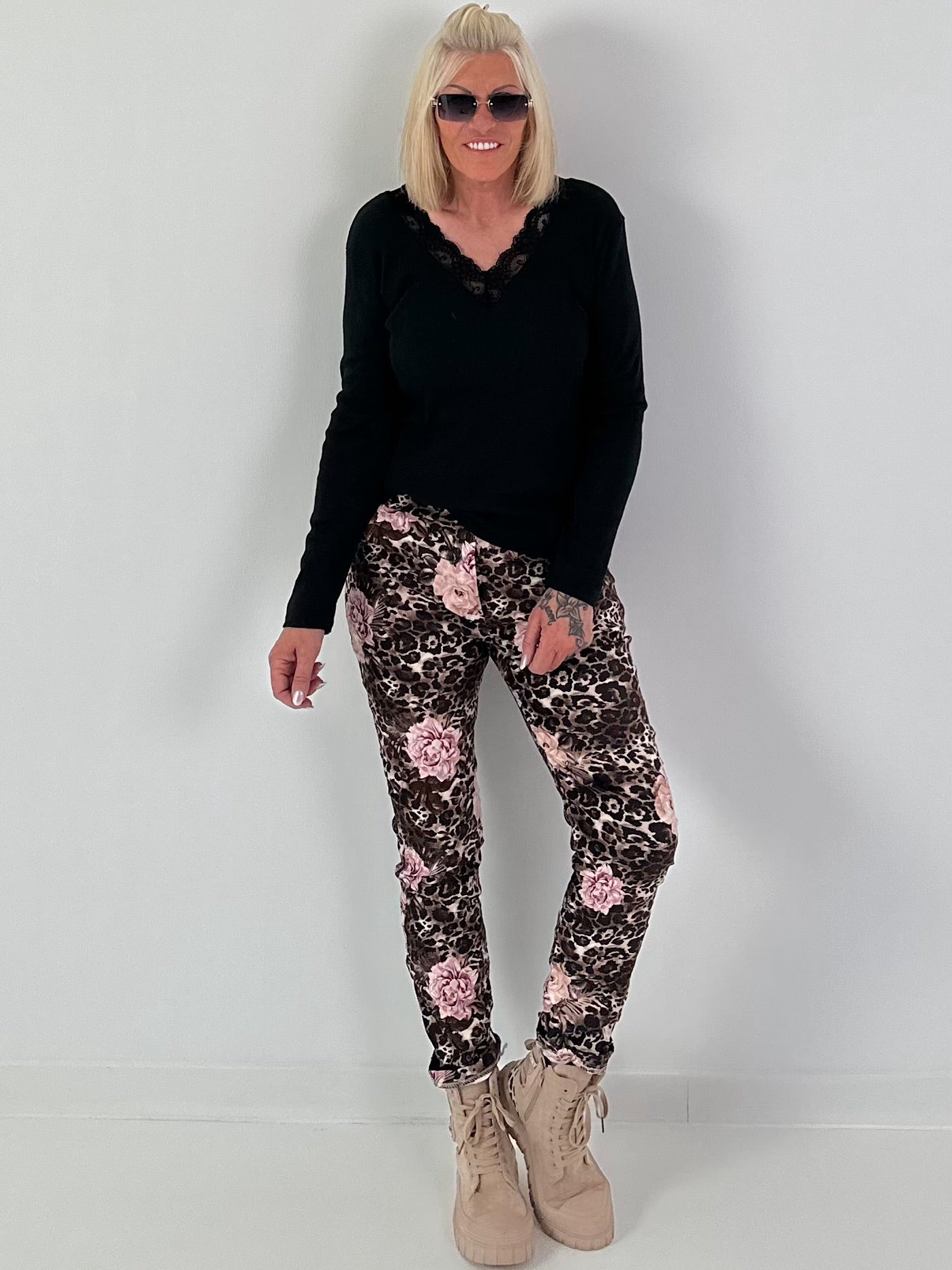 Hose in Wildleder-Optik mit Leo Print und floralem Muster - mokka - mehrfarbig