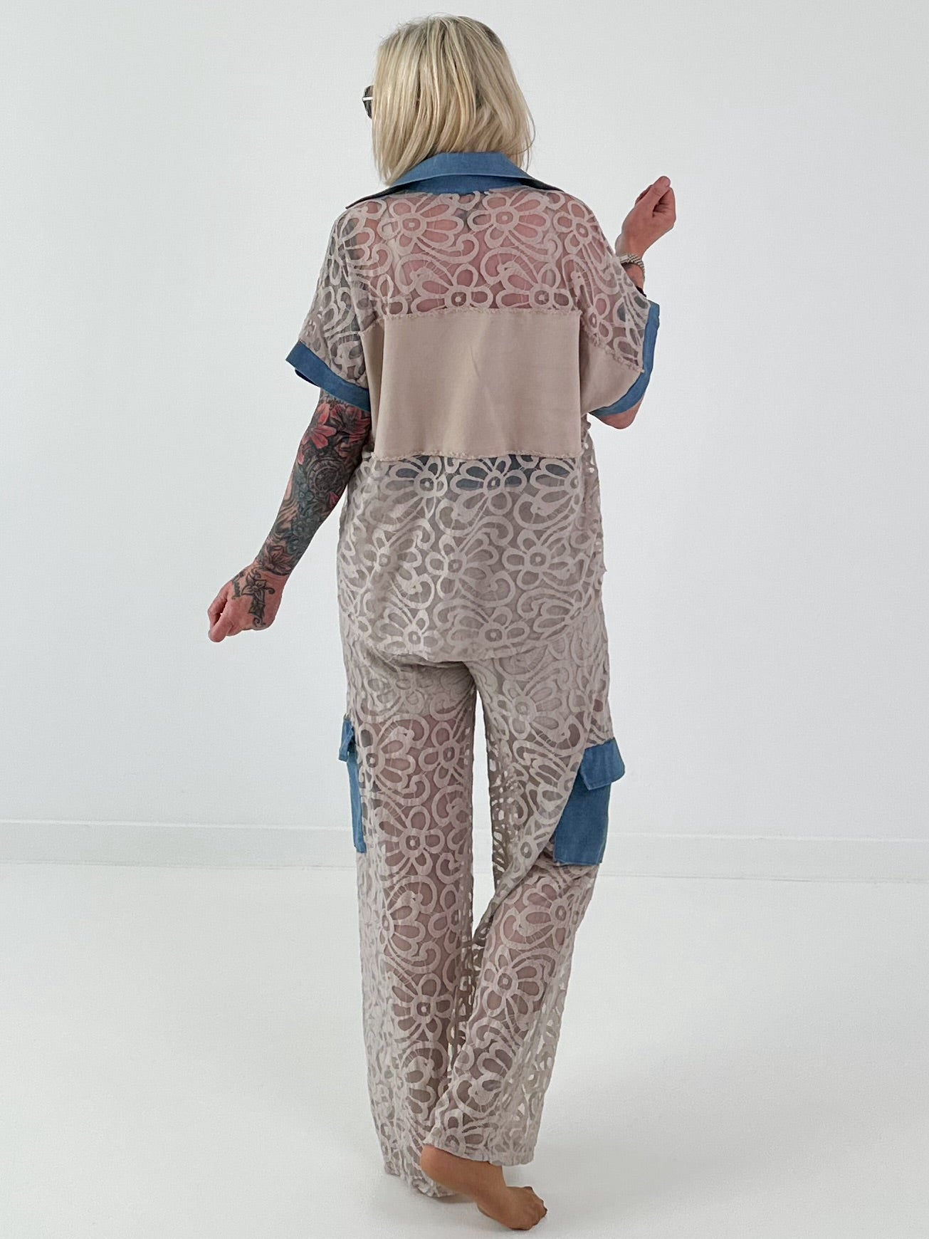 Ausgefallener Zweiteiler mit aufwendigen Denim Details- beige