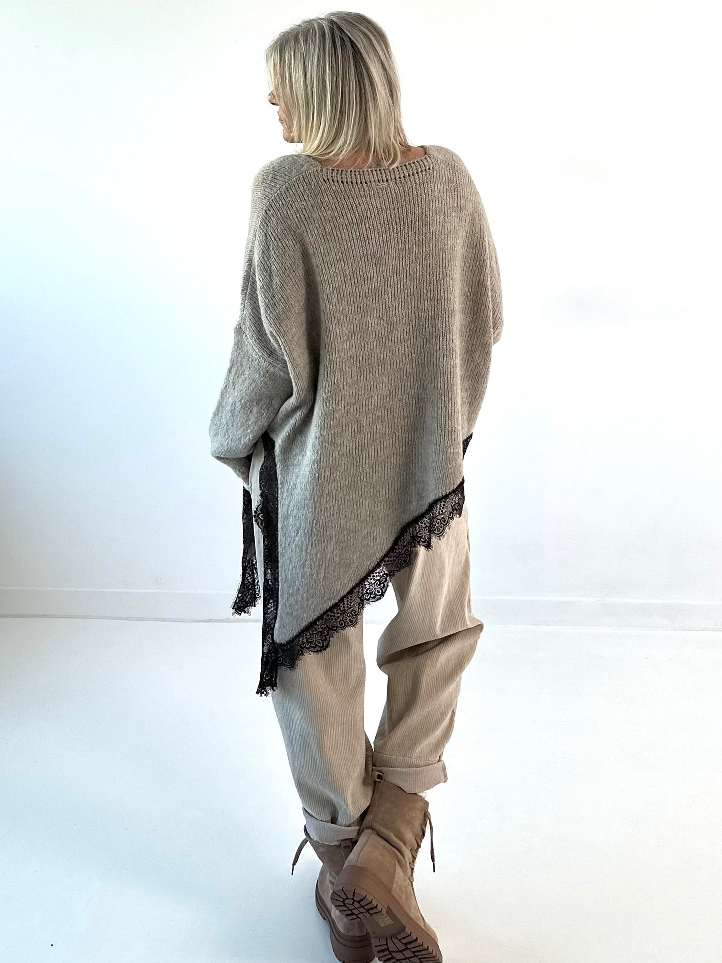 Asymmetrische trui model "Lace Dream" - taupe