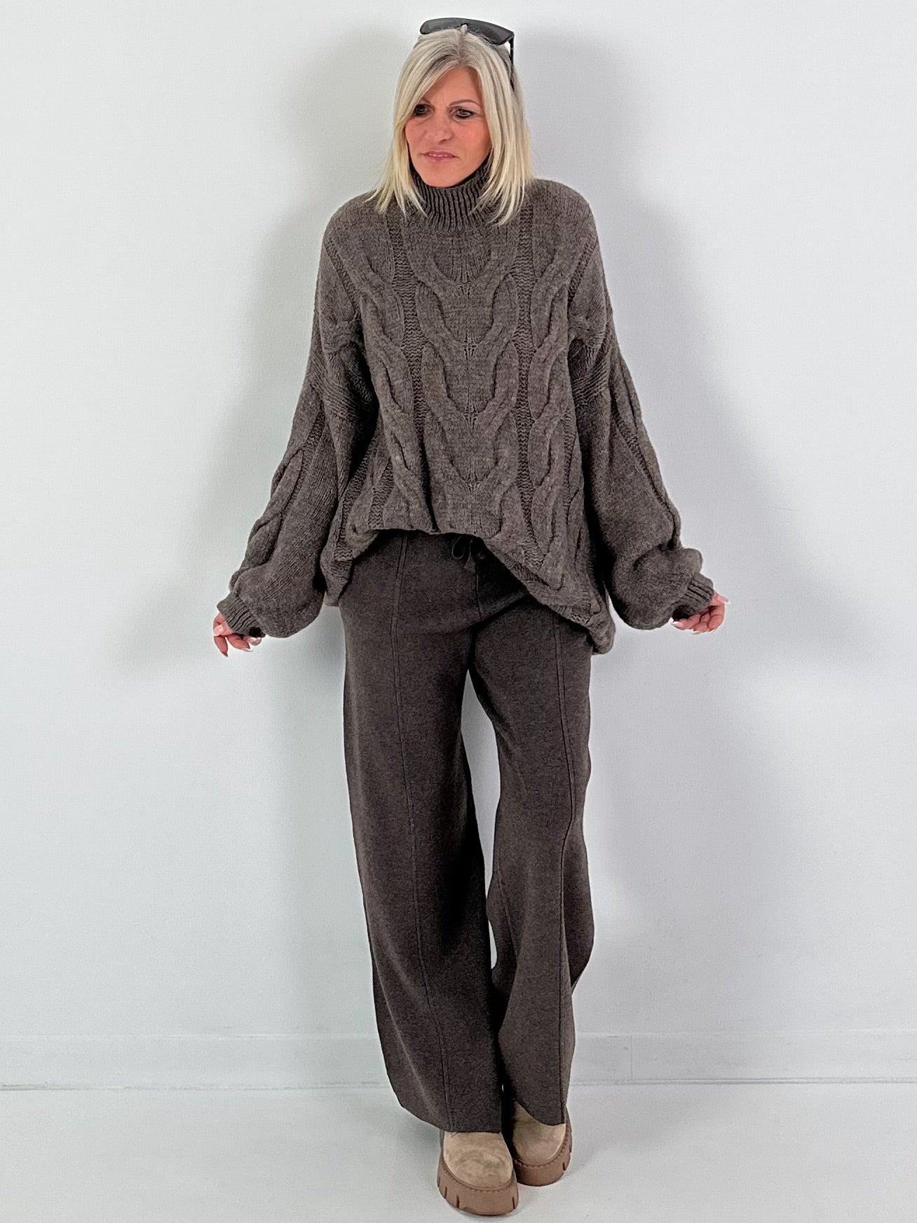 Knitted trousers model "Weave&Wear" - brown