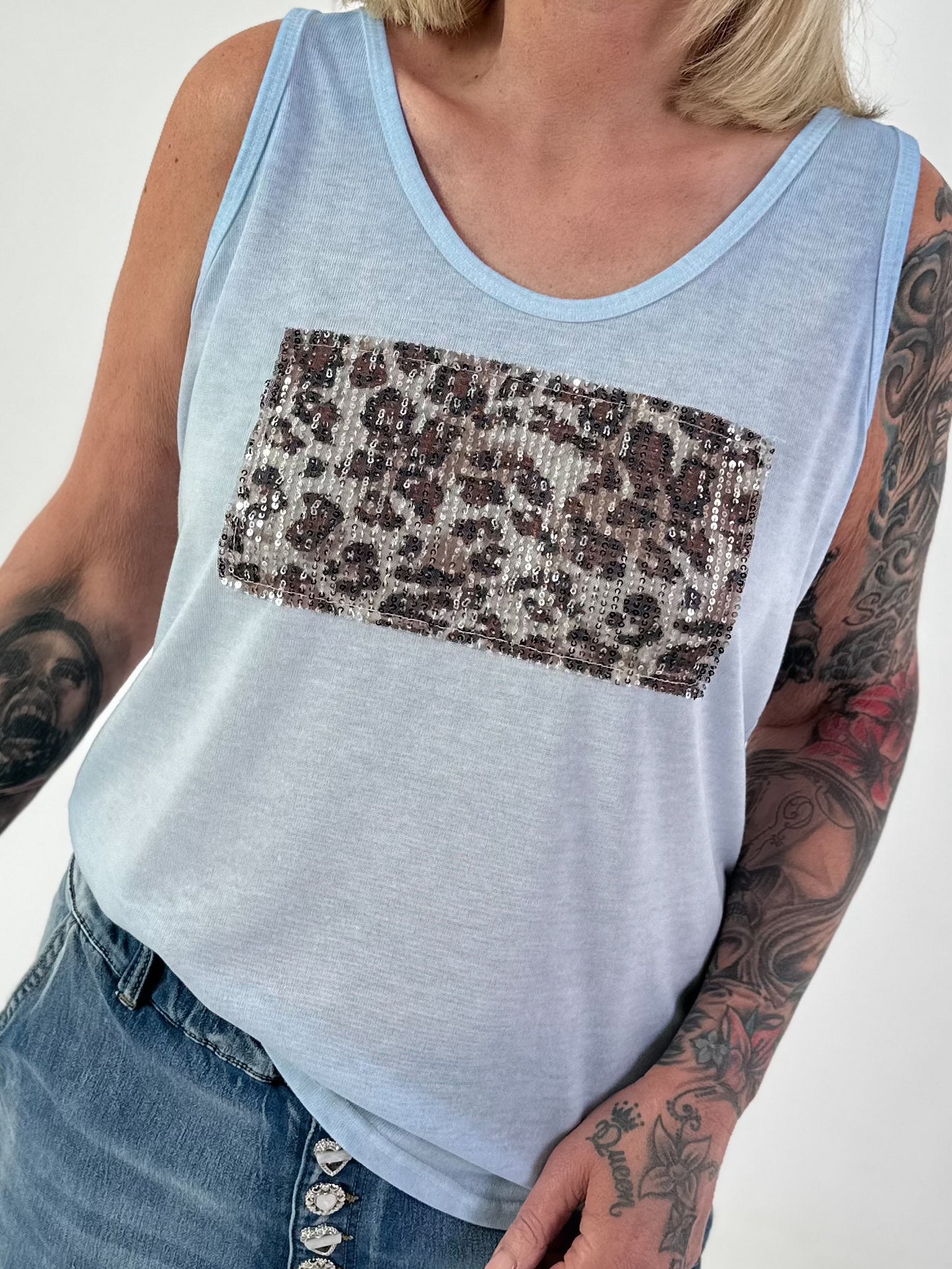 Feinstrick Top mit Leo Patch - hellblau