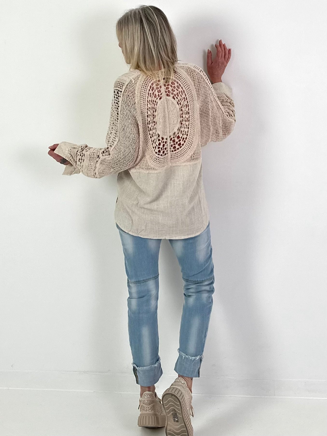 Bluse aus Leinen mit Häkeleinsätzen - beige