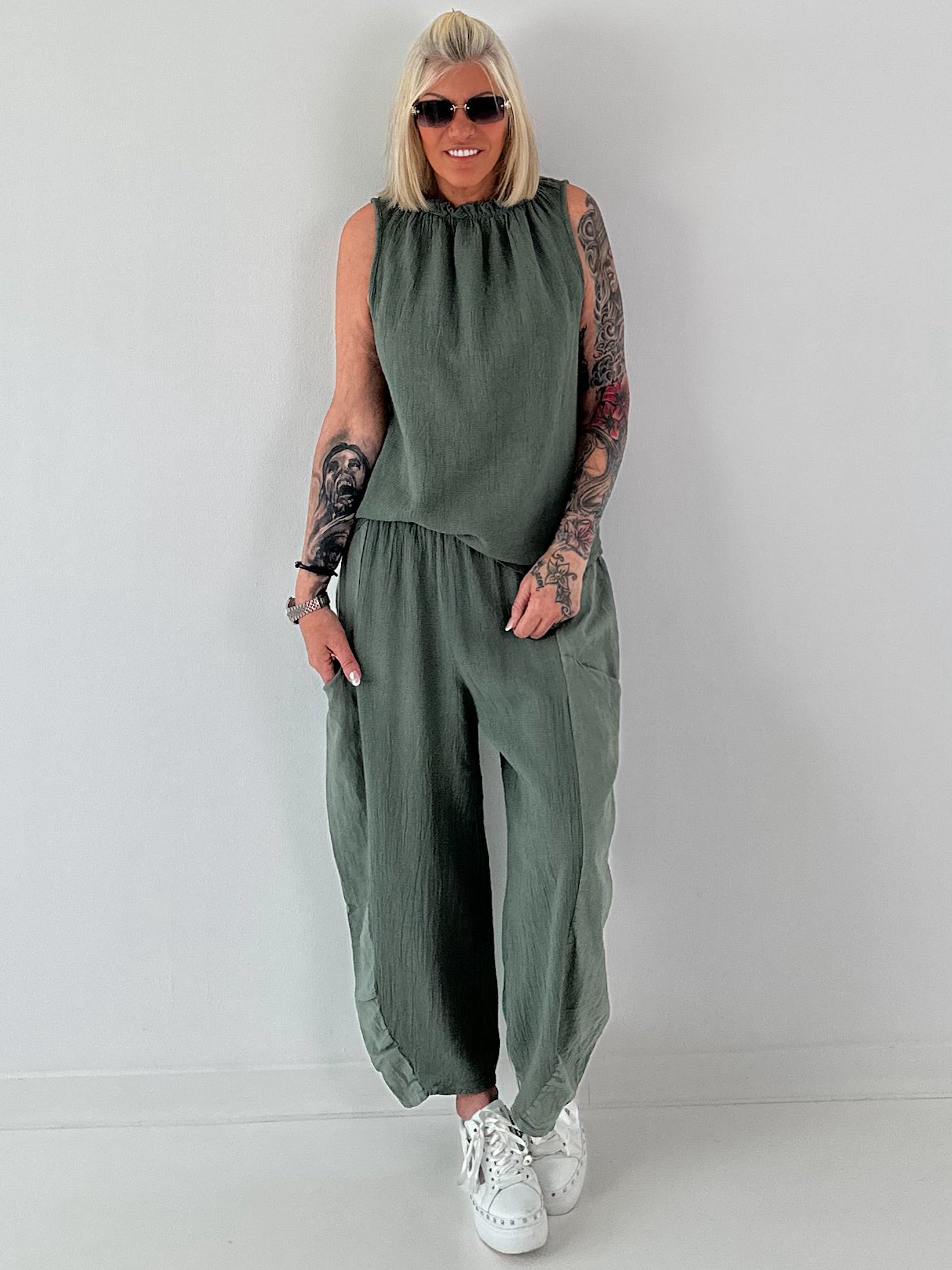 Grobe Hose im Materialmix mit großen Taschen - oliv