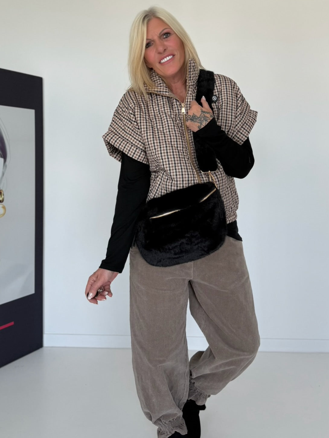 Faux fur crossbody bag - black