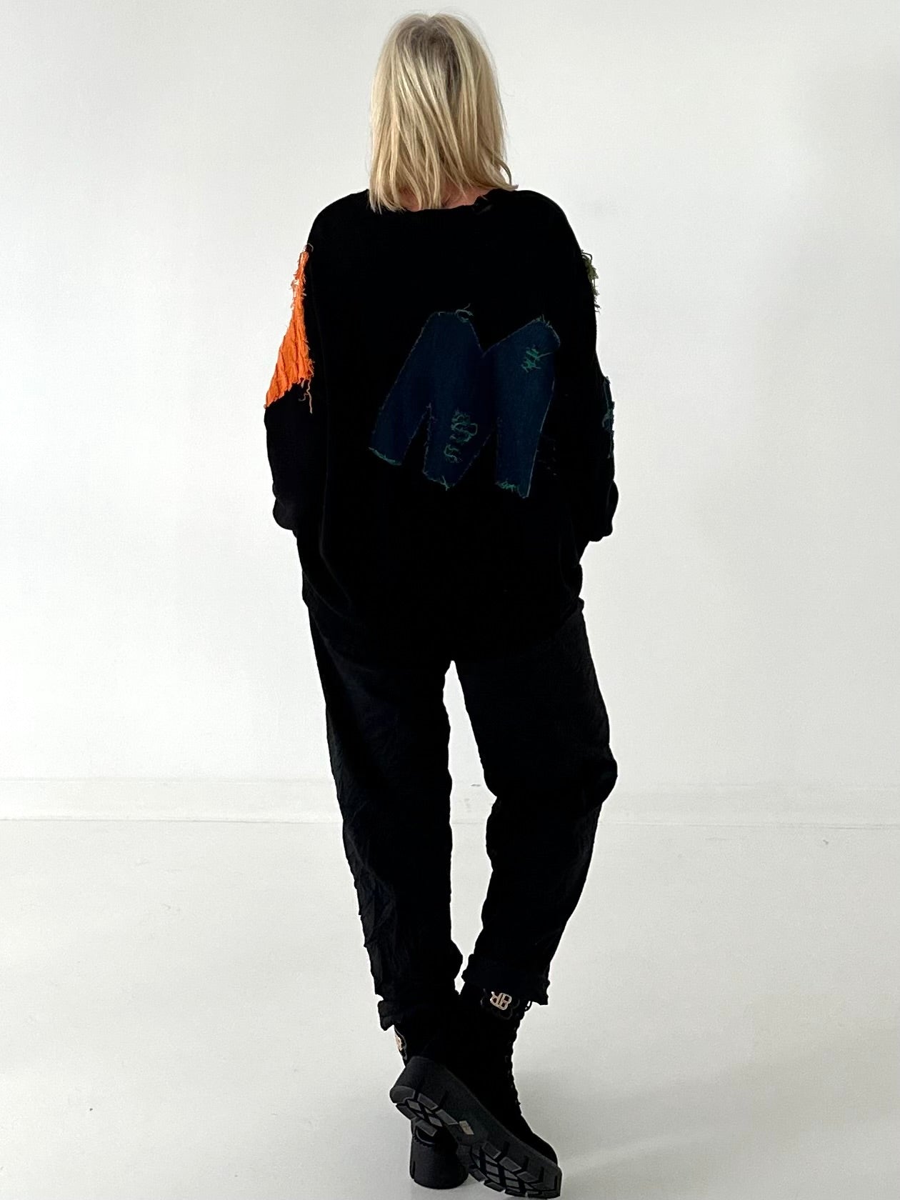 Trendy sweater with many details - black
