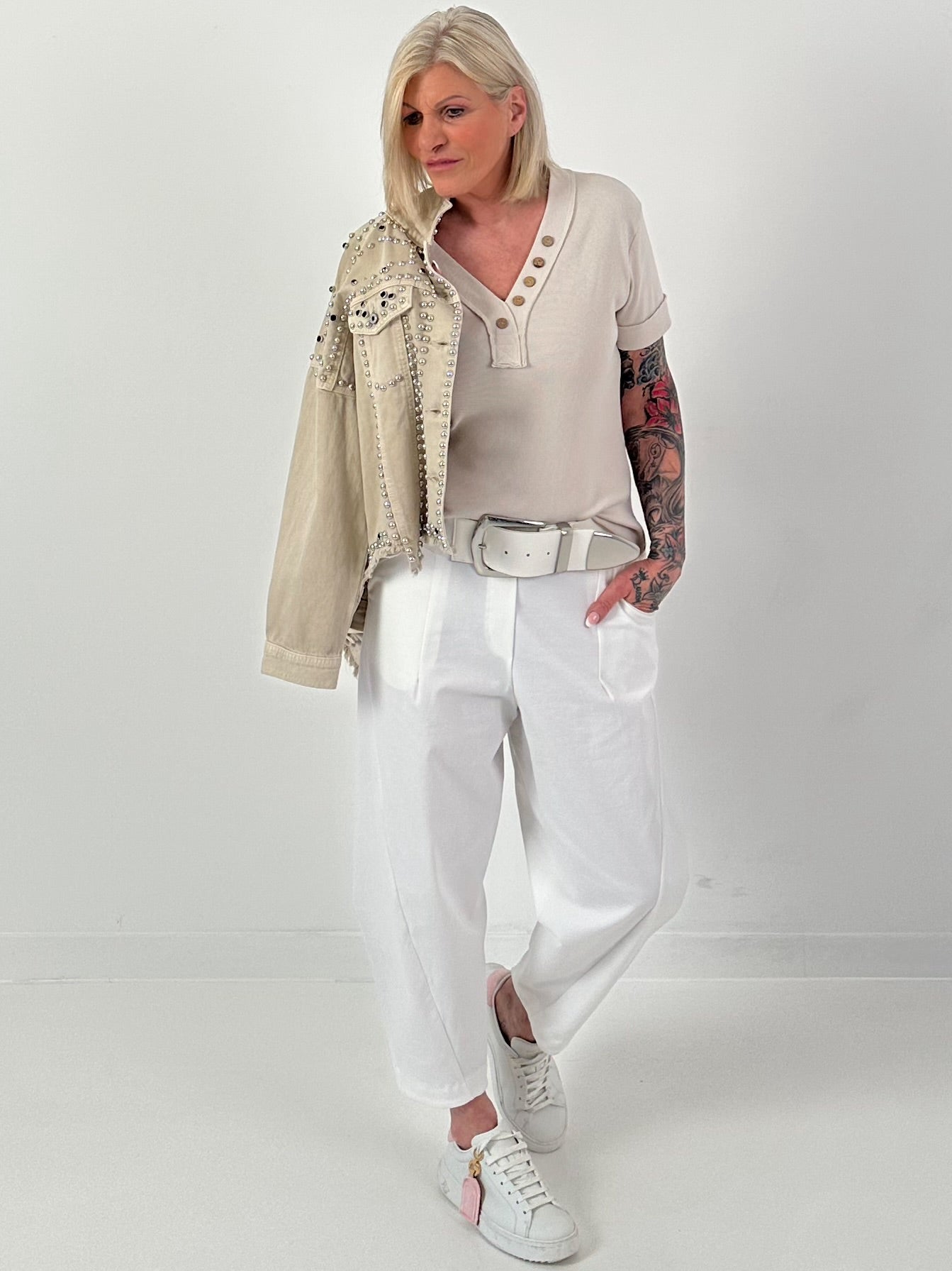 T-Shirt in Rippoptik mit V-Neck und Knopfdetails - beige