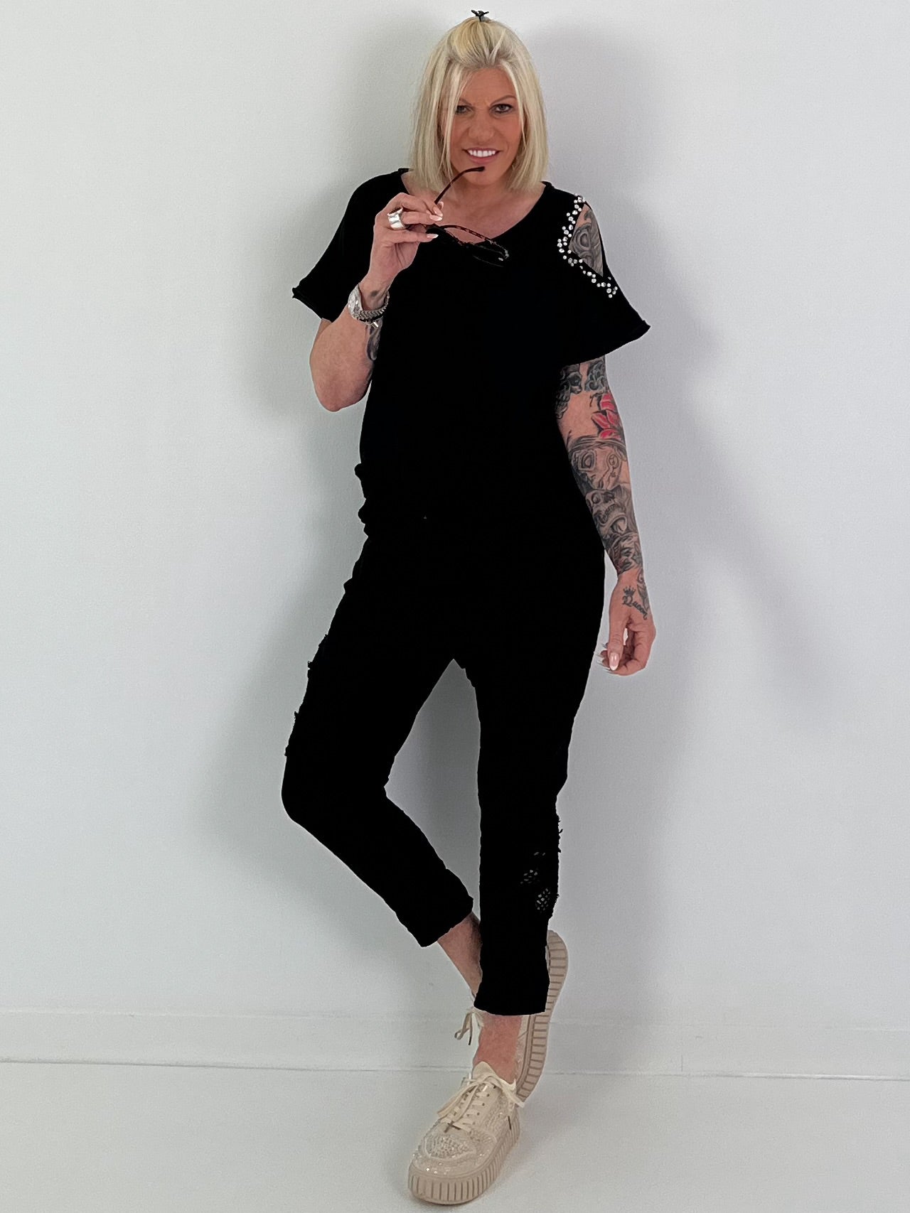 Baggy/Boyfriend Hose mit seitlichen Häkelblumen - schwarz