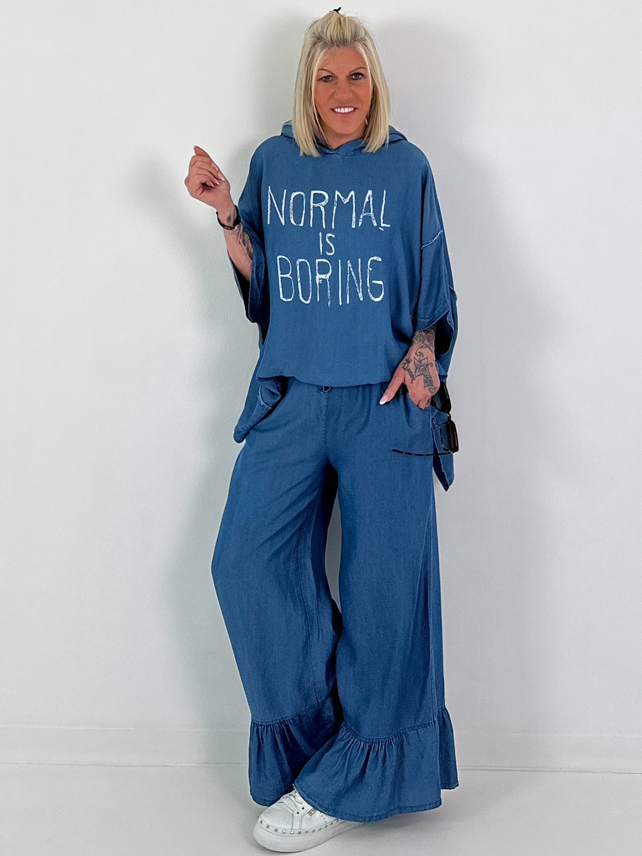 Dark blue jeans with flounced hem