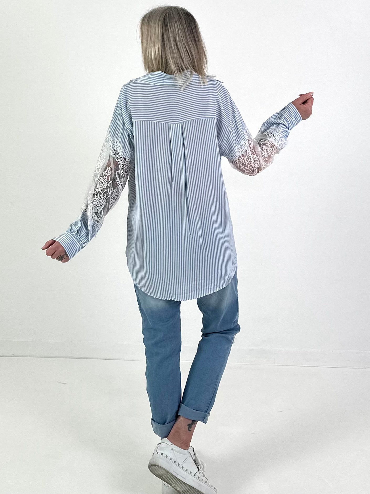 Hemdbluse mit Spitze - hellblau-weiss