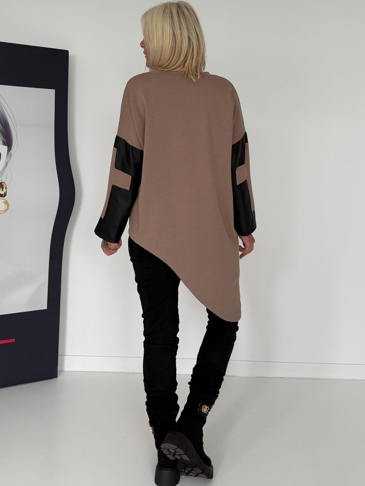 Asymmetrischer Sweater mit Kreuz- und Lederoptik-Details - taupe