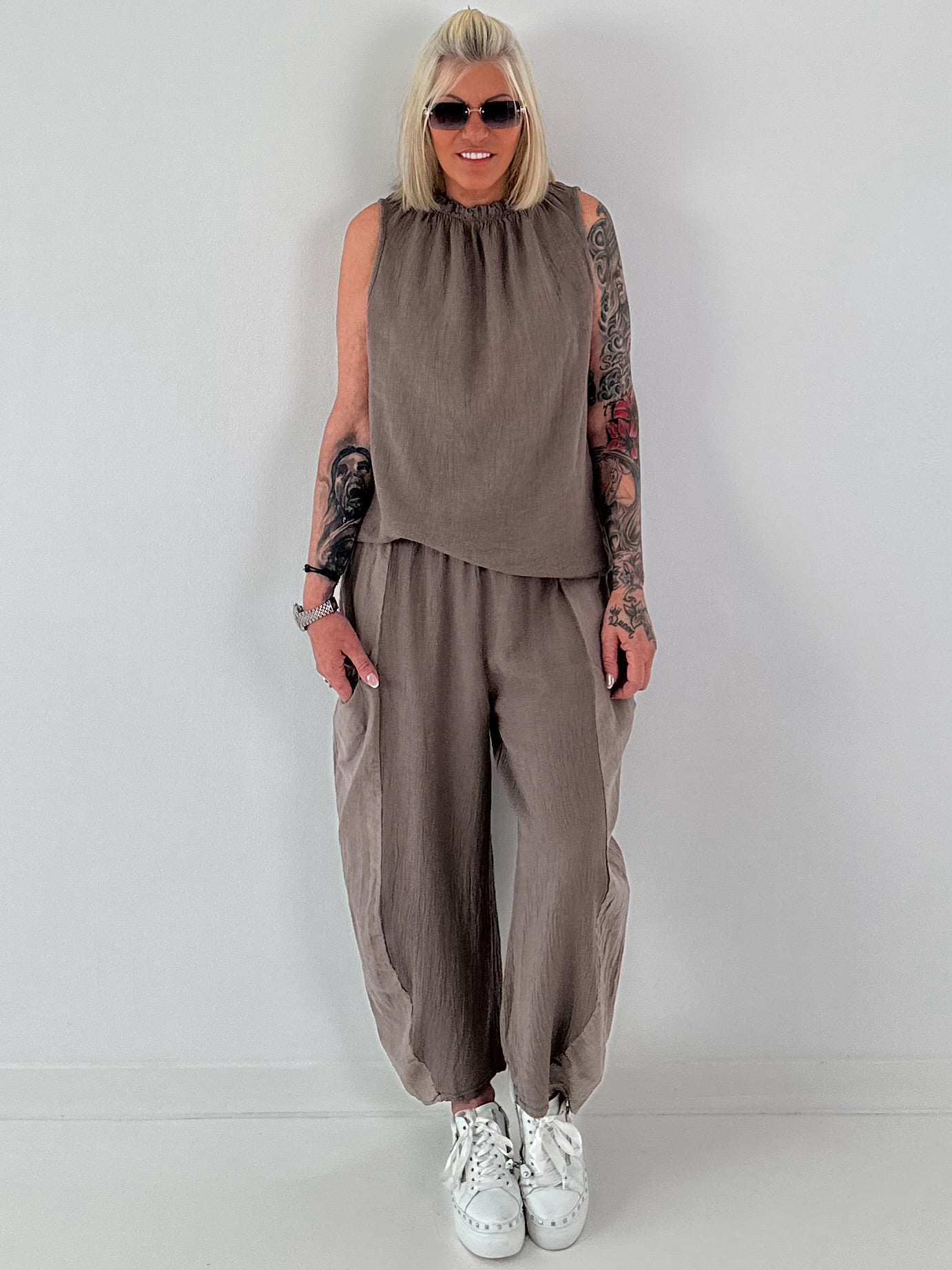 Grobe Hose im Materialmix mit großen Taschen - taupe