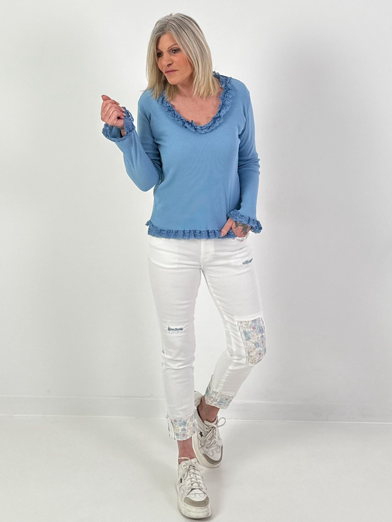 Shirt mit Spitzenrüsche - hellblau