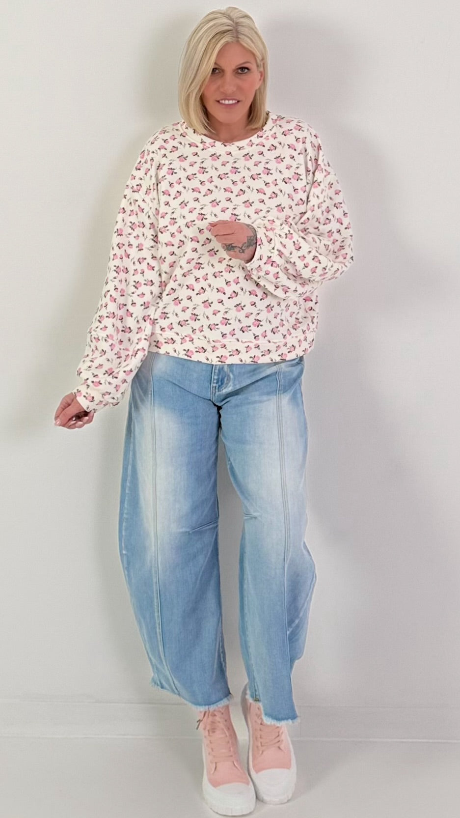 Sweater with scattered flowers - cream-pink