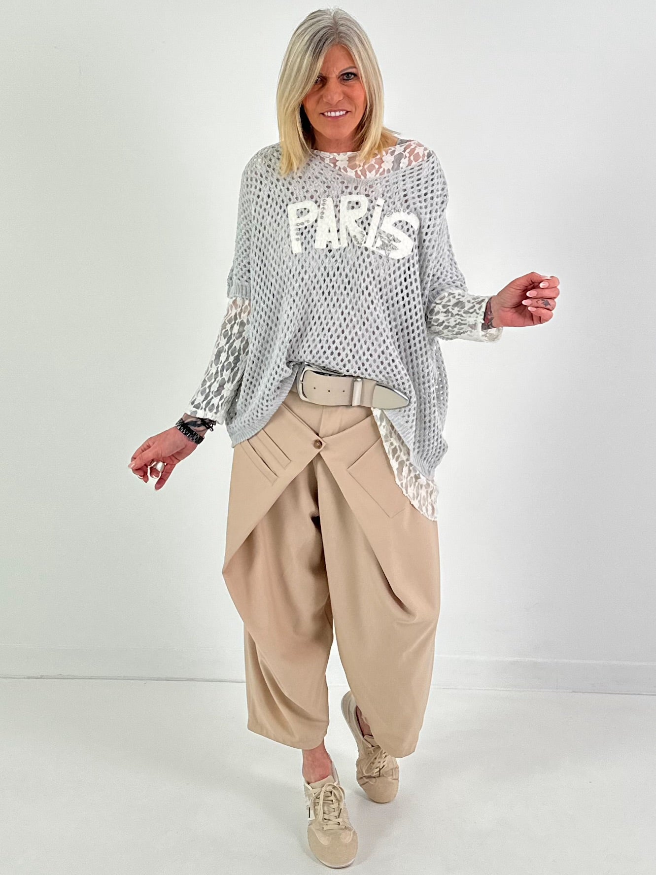 Häkelshirt mit Print - hellgrau