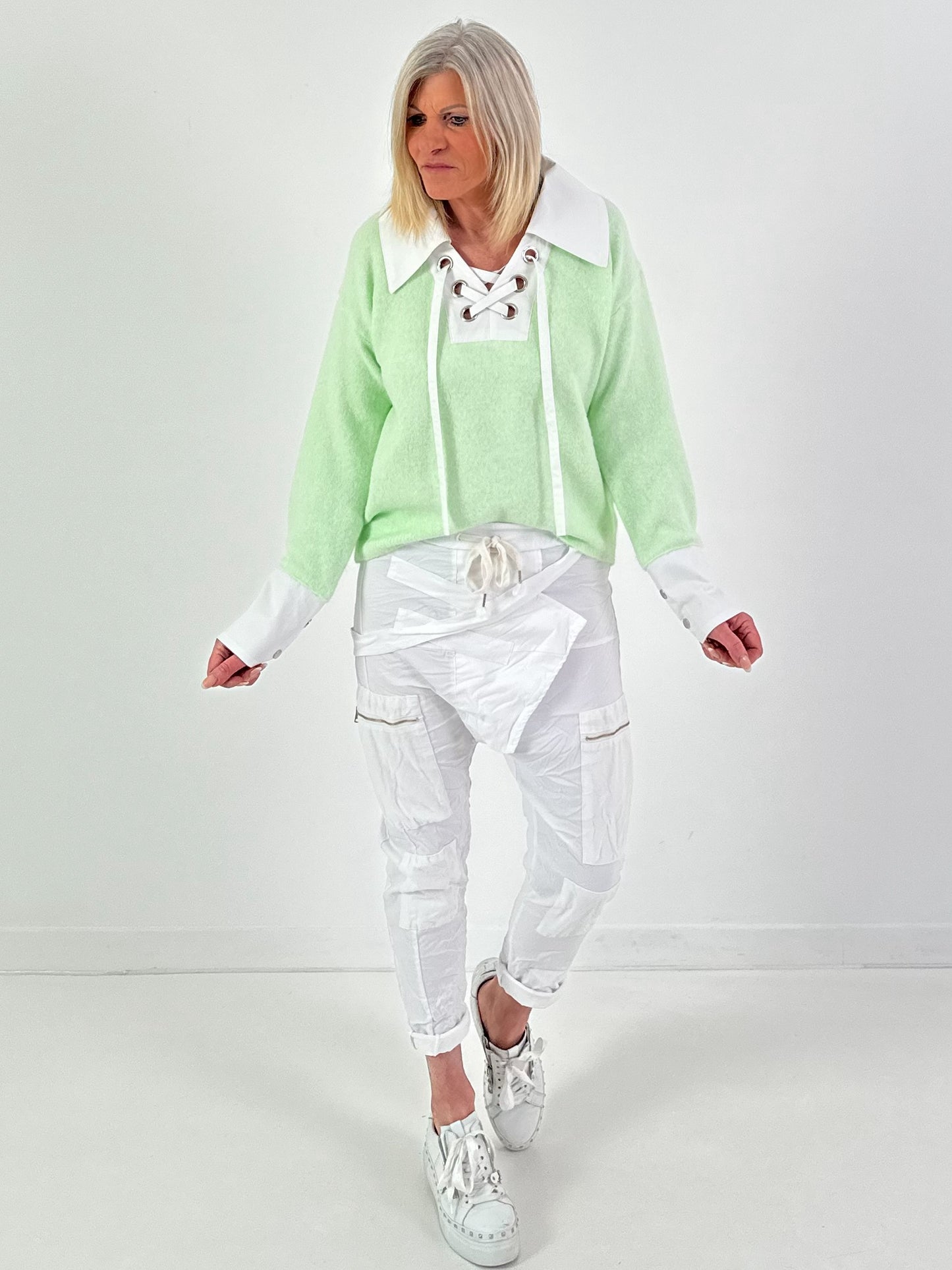 Pullover Modell "Laced Collar" - mint