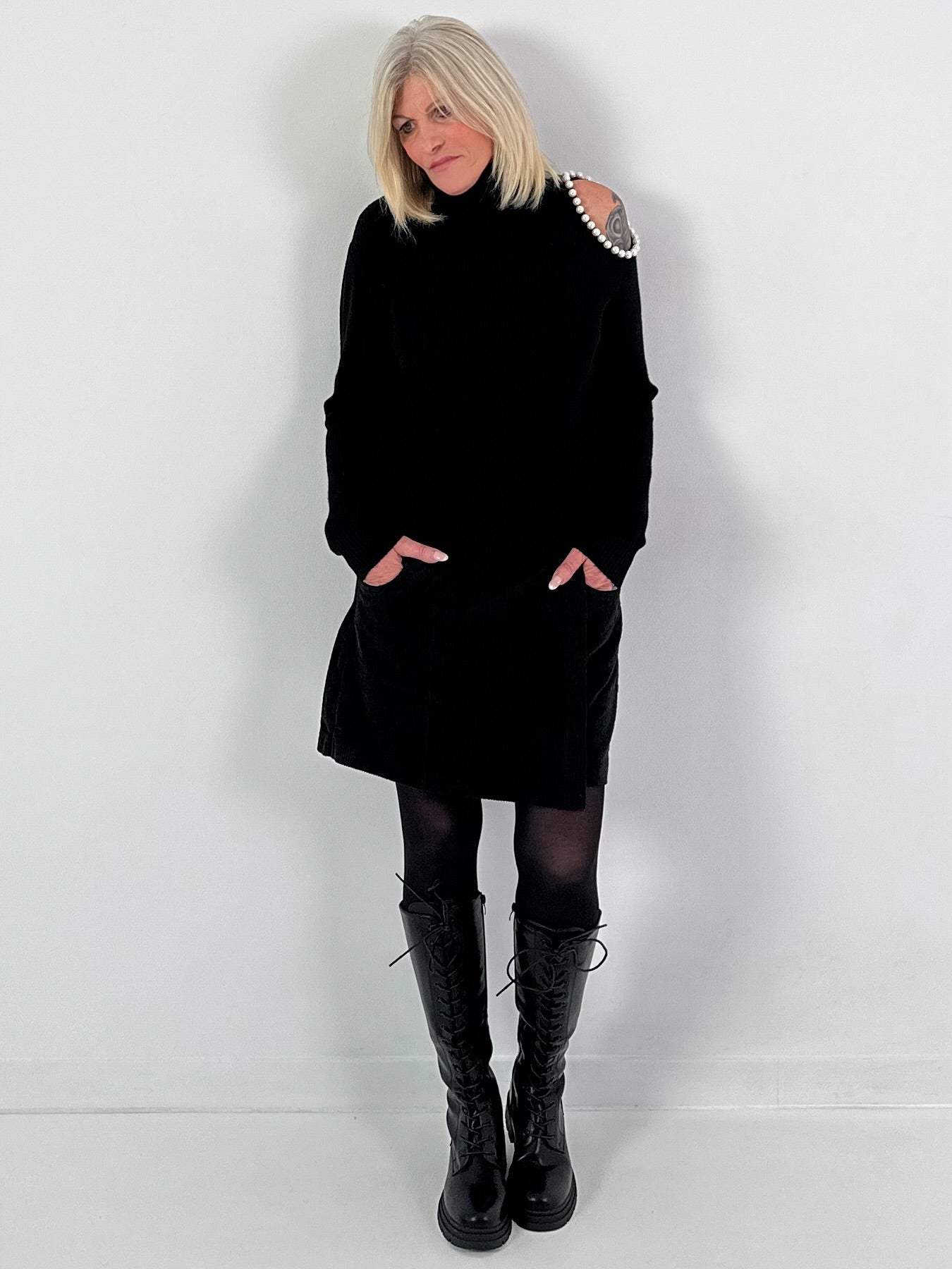 Open Shoulder Pullover Modell "Pearl Edge" - schwarz