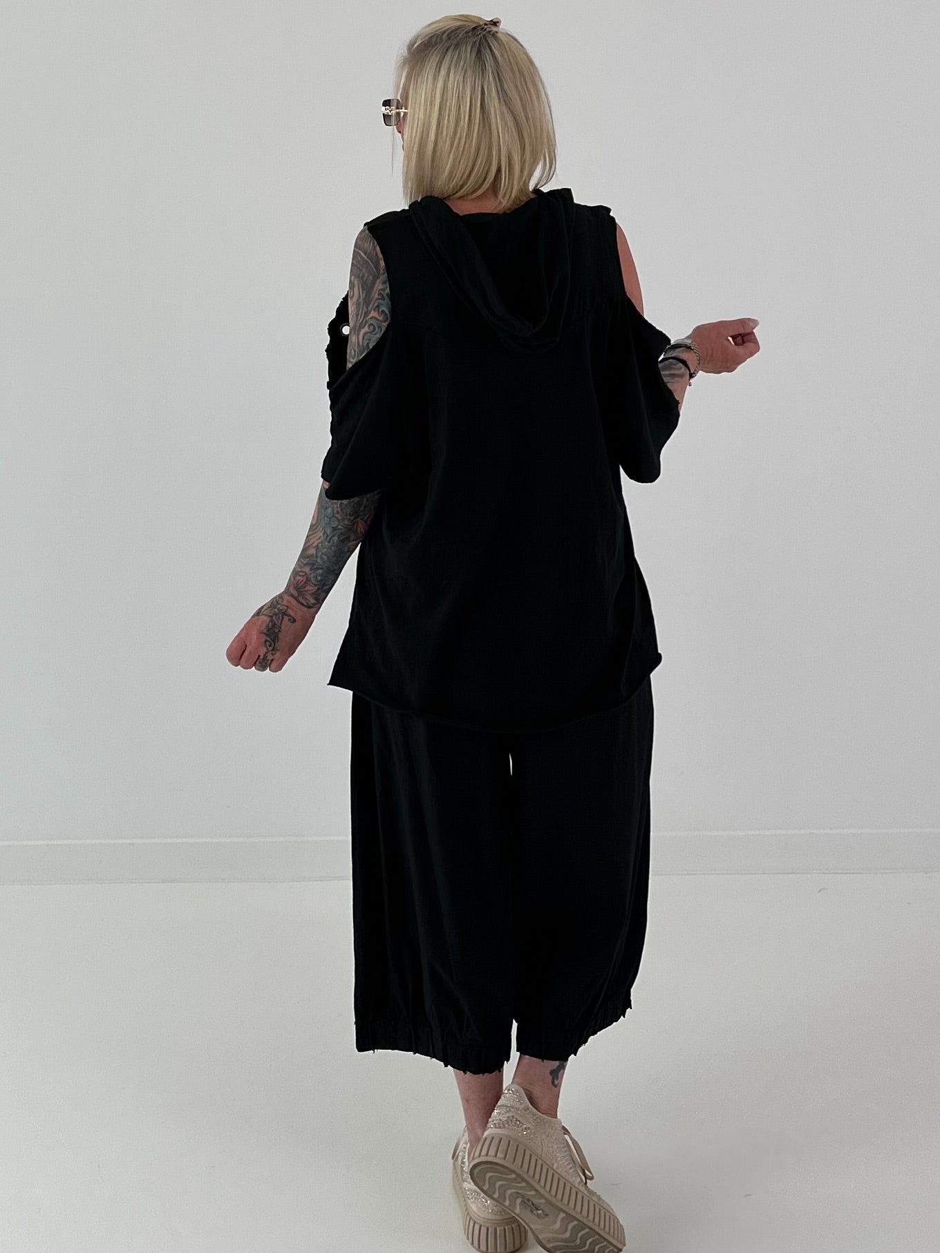 Hoodie Shirt mit Cut Out Shoulder - schwarz