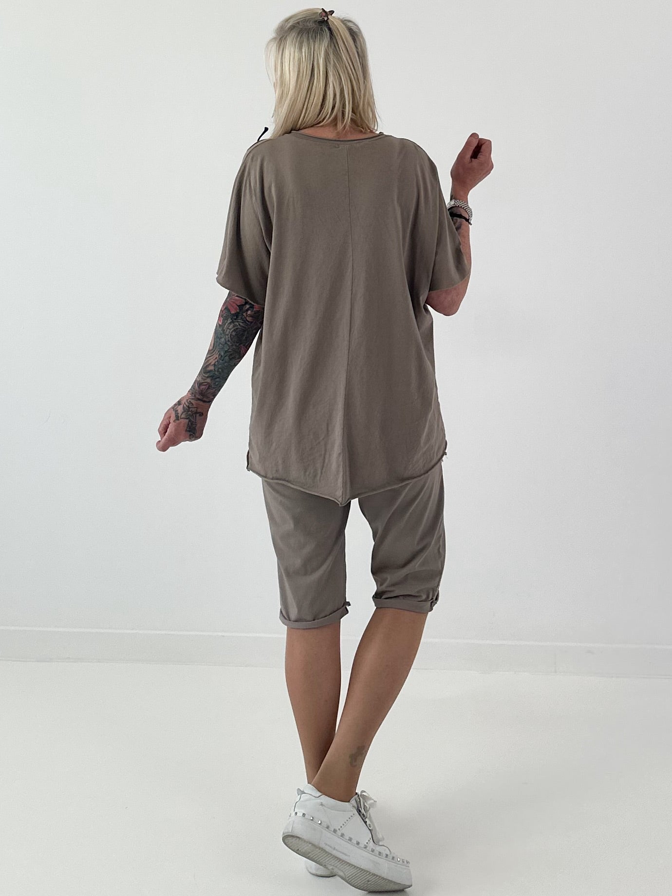 T-Shirt mit Häkelstern-Nieten-Cut-Outs - taupe