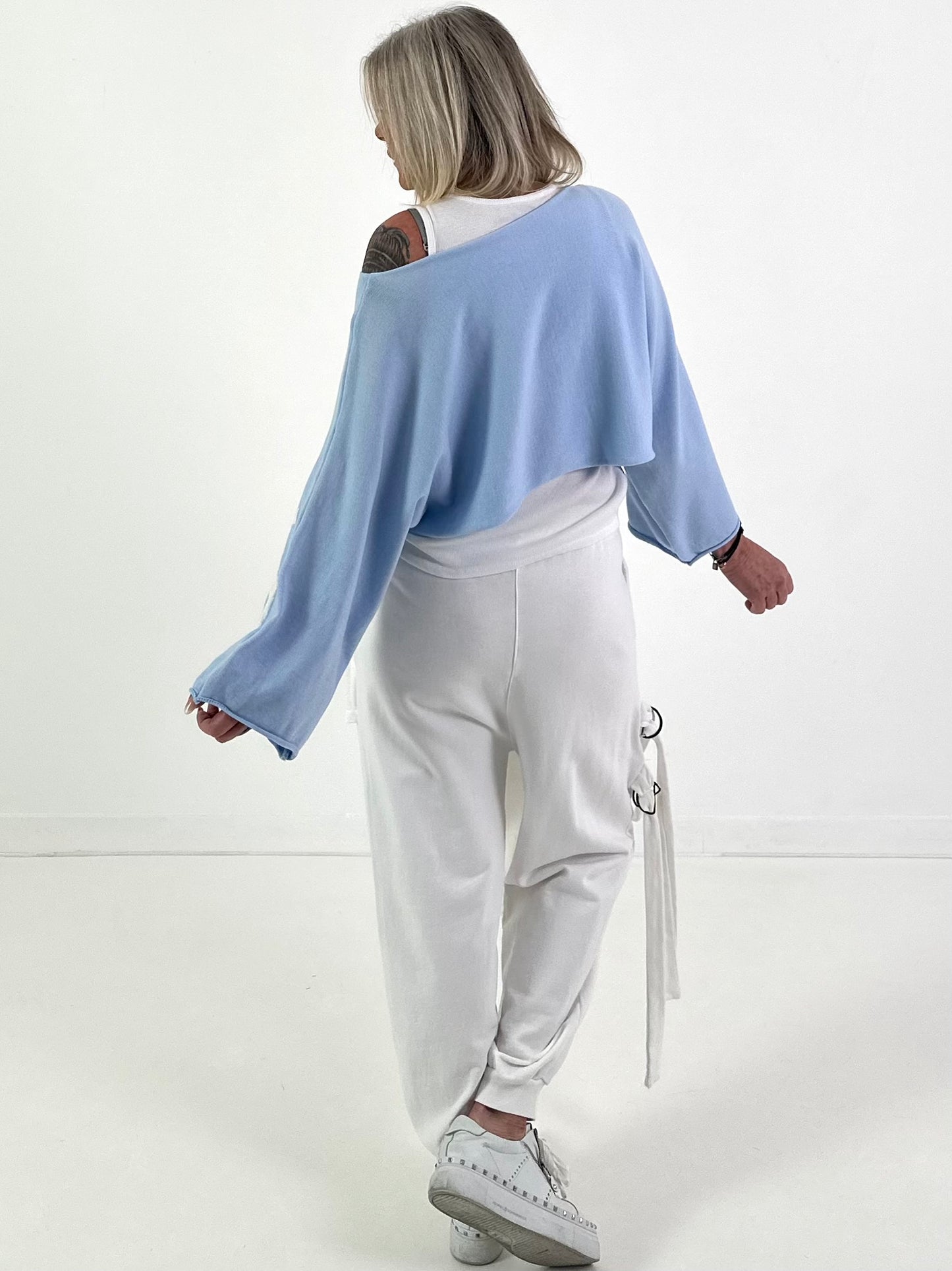 Cropped sweater model "Something" - lichtblauw-wit