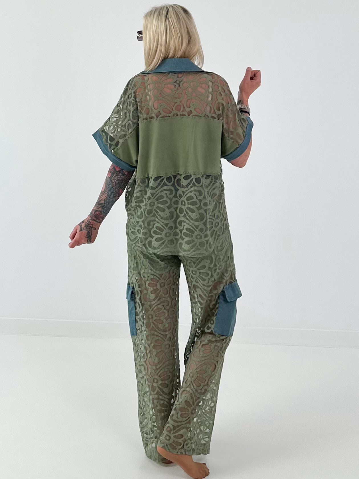 Ausgefallener Zweiteiler mit aufwendigen Denim Details- khaki