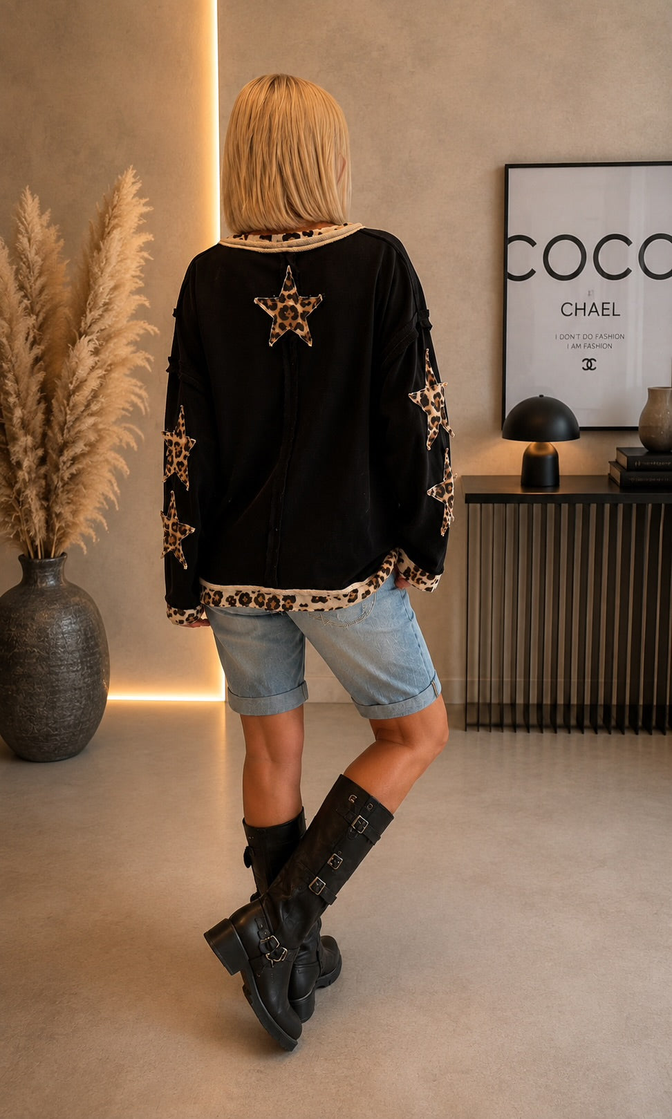 Sweatshirt mit trendigen Leo Sternenelementen - schwarz
