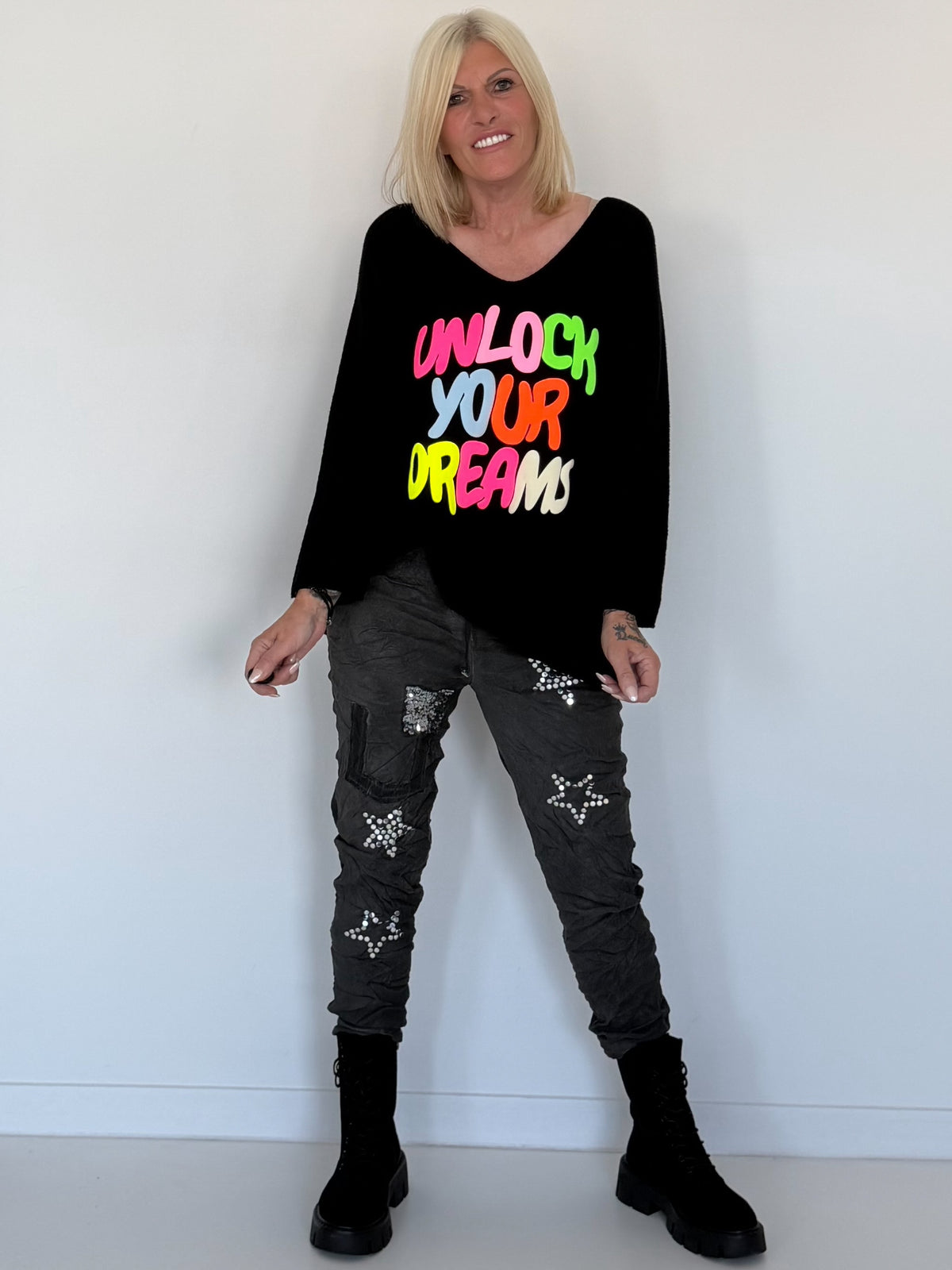 V-hals trui Unlock Your Dreams - zwart-meerkleurig