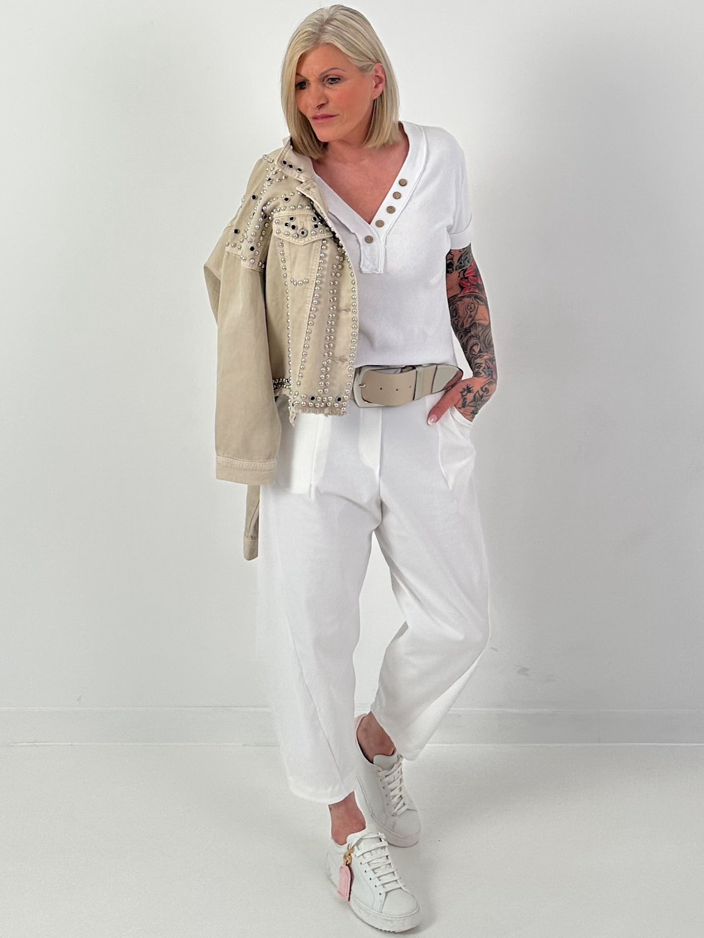 T-Shirt in Rippoptik mit V-Neck und Knopfdetails - weiss