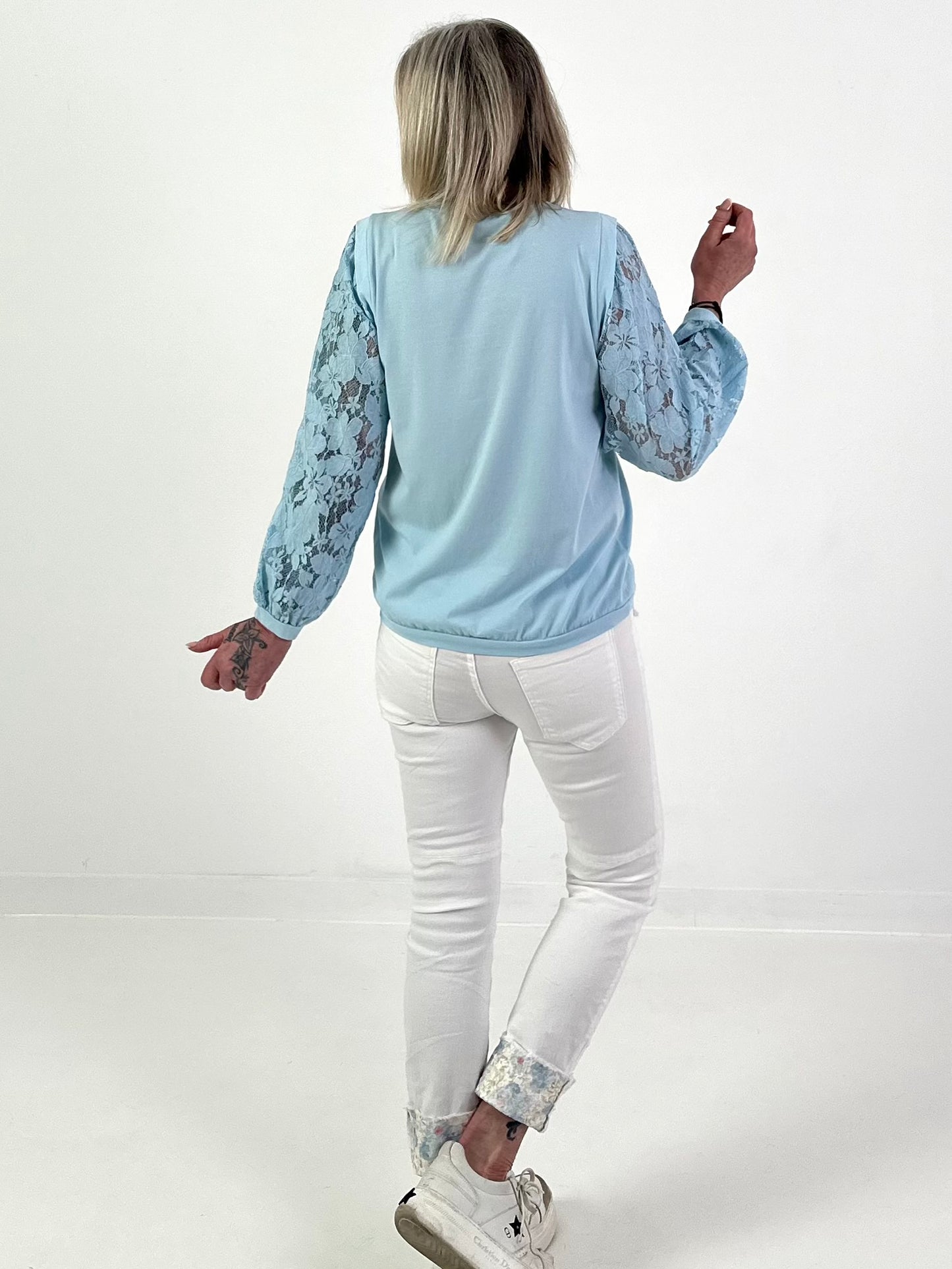 Leichter Sweater mit Spitzenärmeln - hellblau