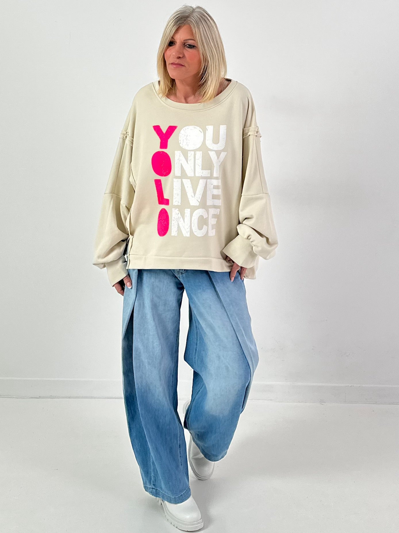 Sweatshirt Modell "YOLO" - beige