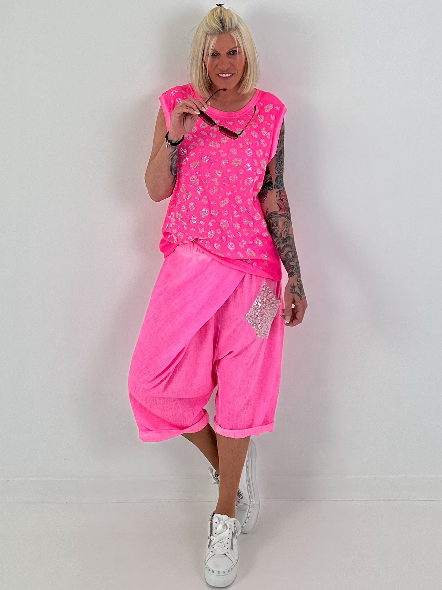 Kurze Leinen Baggy mit Überwurf und Paillettendetails - neonpink