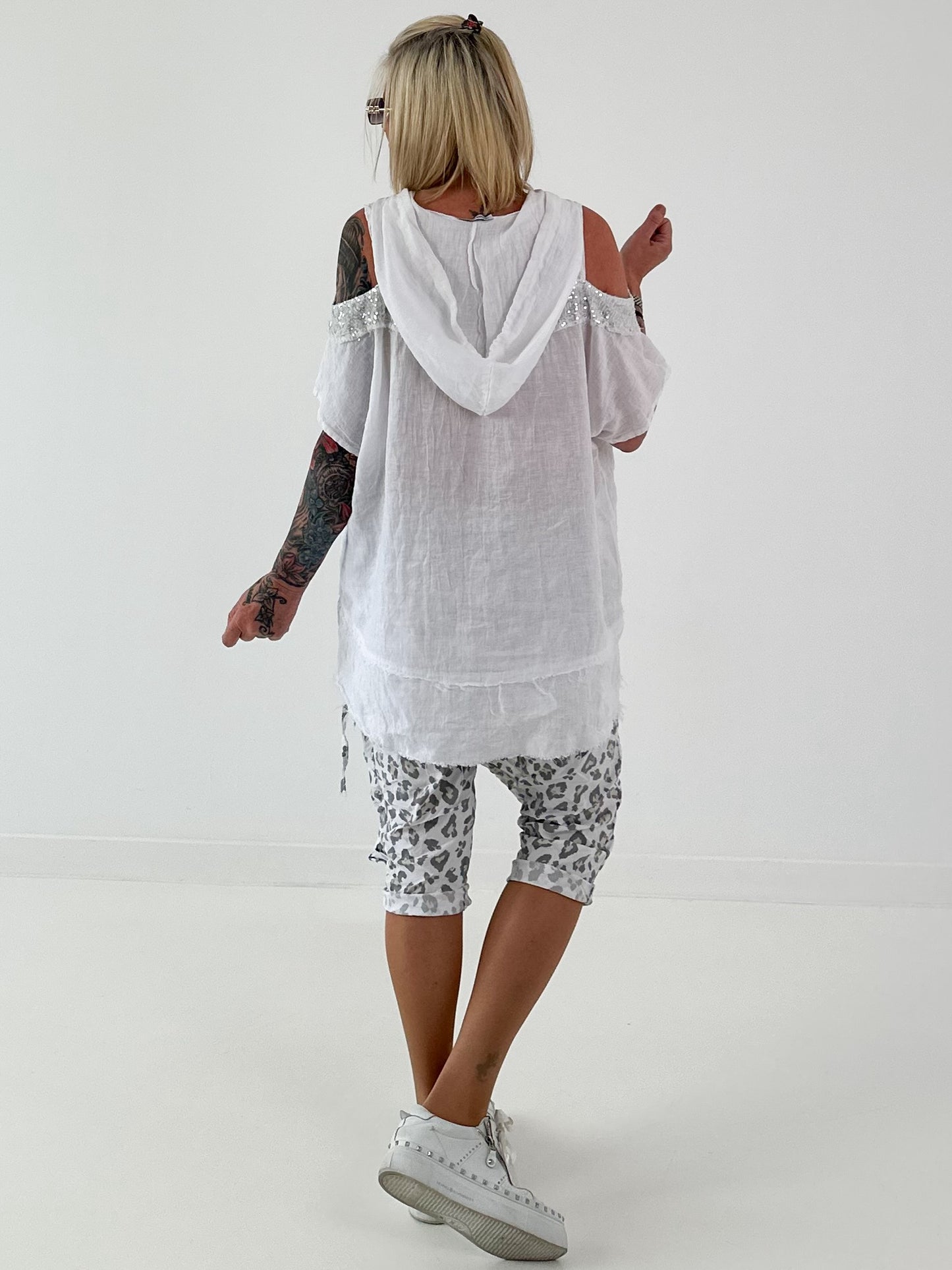 Leinen Shirt mit Pailletten und Cold Shoulder - weiss