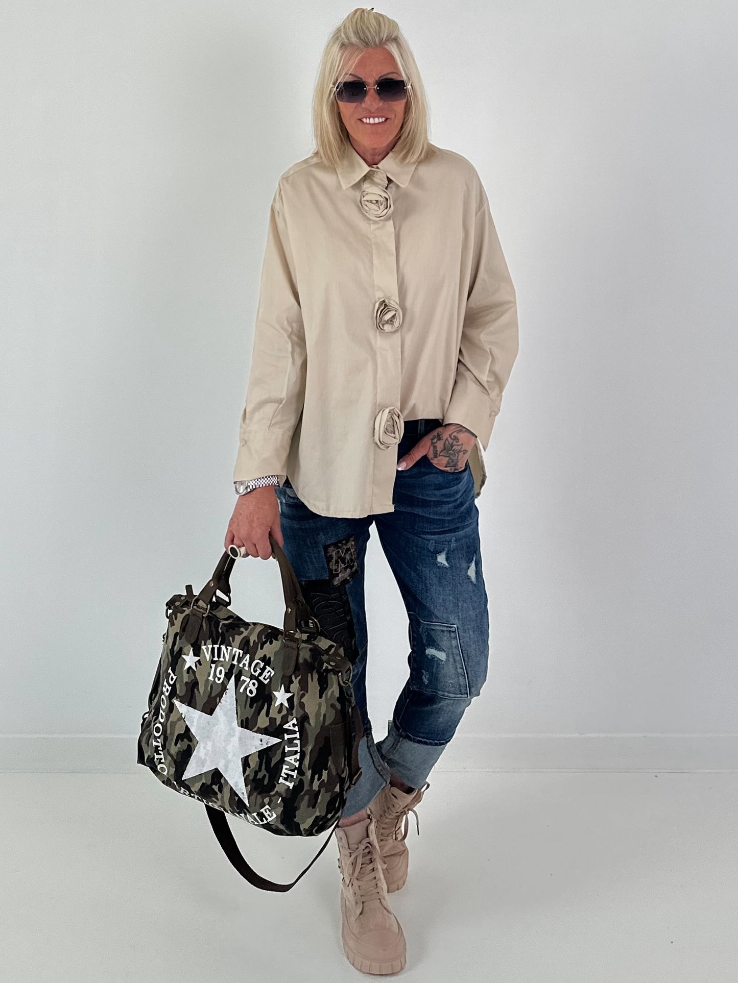 Bluse mit 3D-Blüten - beige