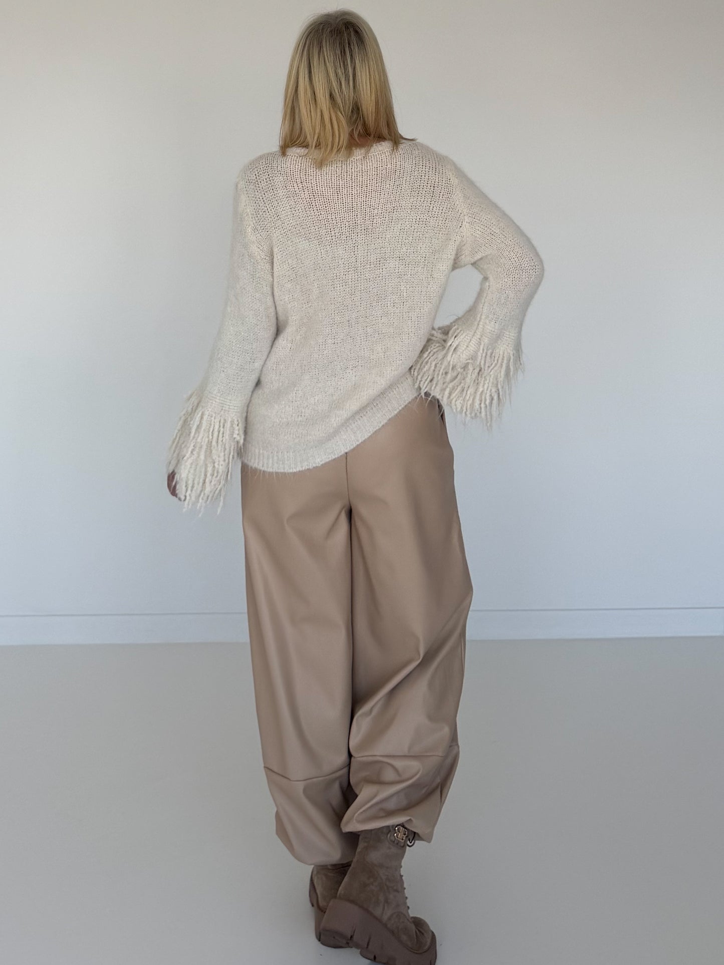 Kuschliger Pullover mit Fransen-Details - creme