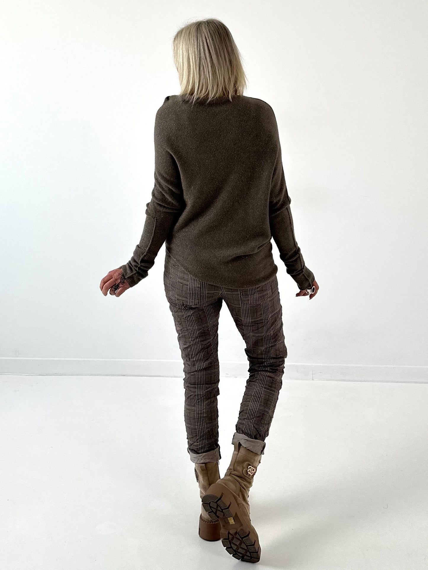 Asymmetrical sweater model "Asym Glow" - taupe