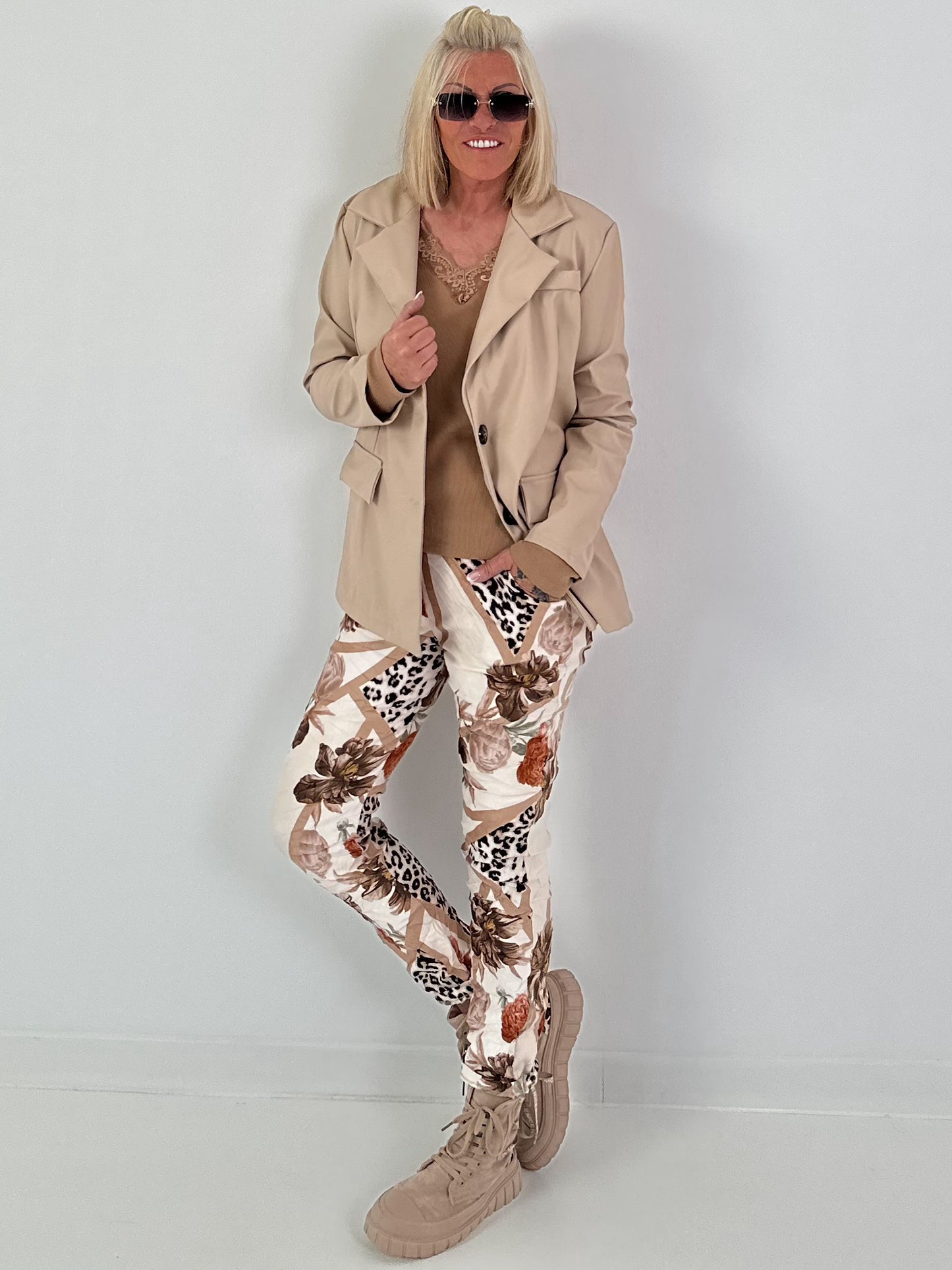 Ripp Shirt mit V-Neck und Spitzendetails - camel