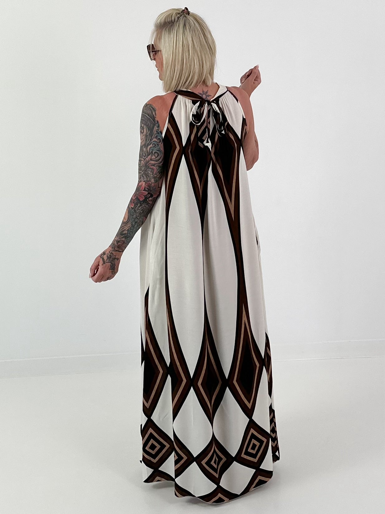 Neckholder Kleid mit All-Over Muster - ecru-braun-mehrfarbig