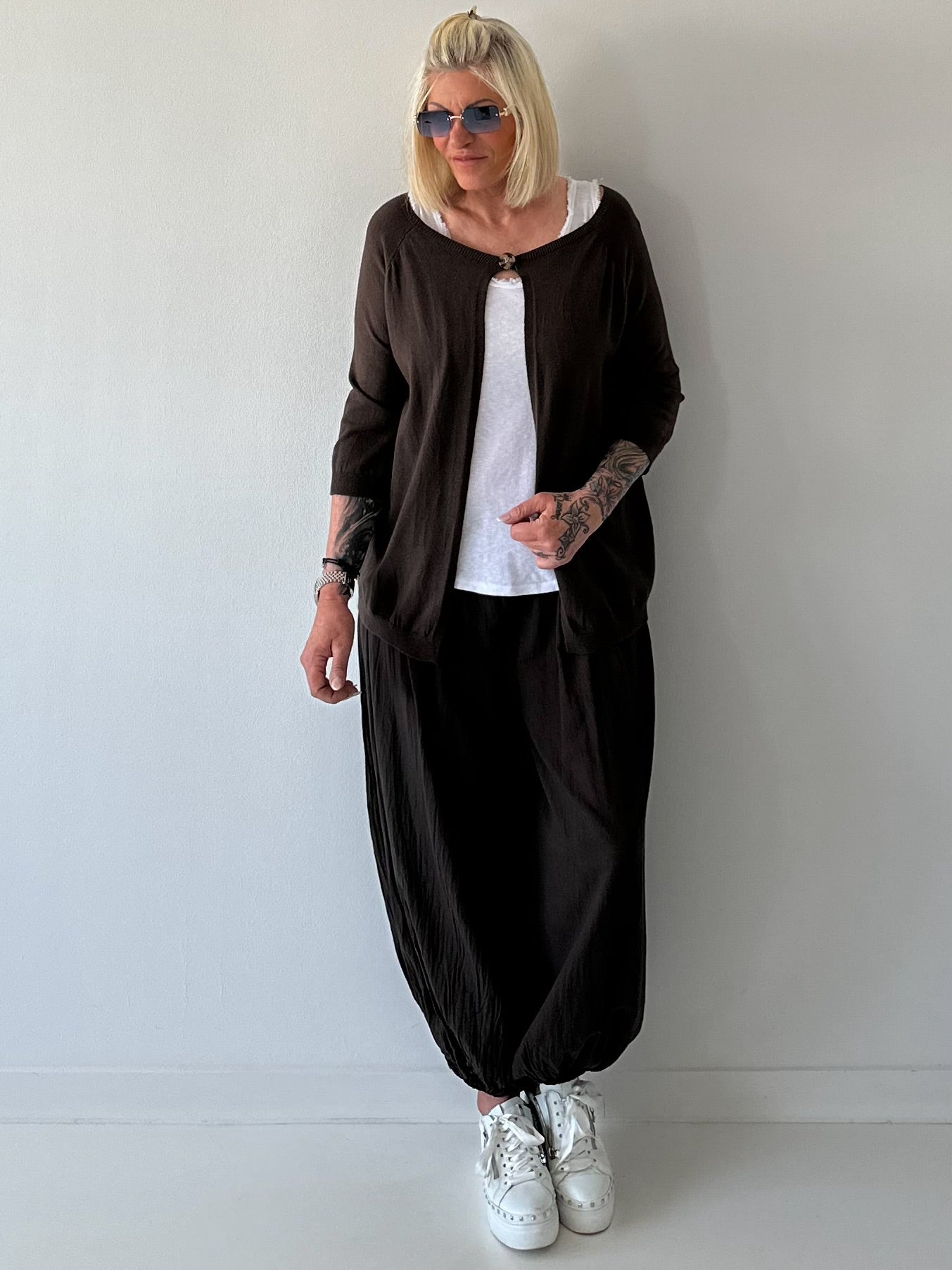 Licht fijngebreid vest met knoop- mokka