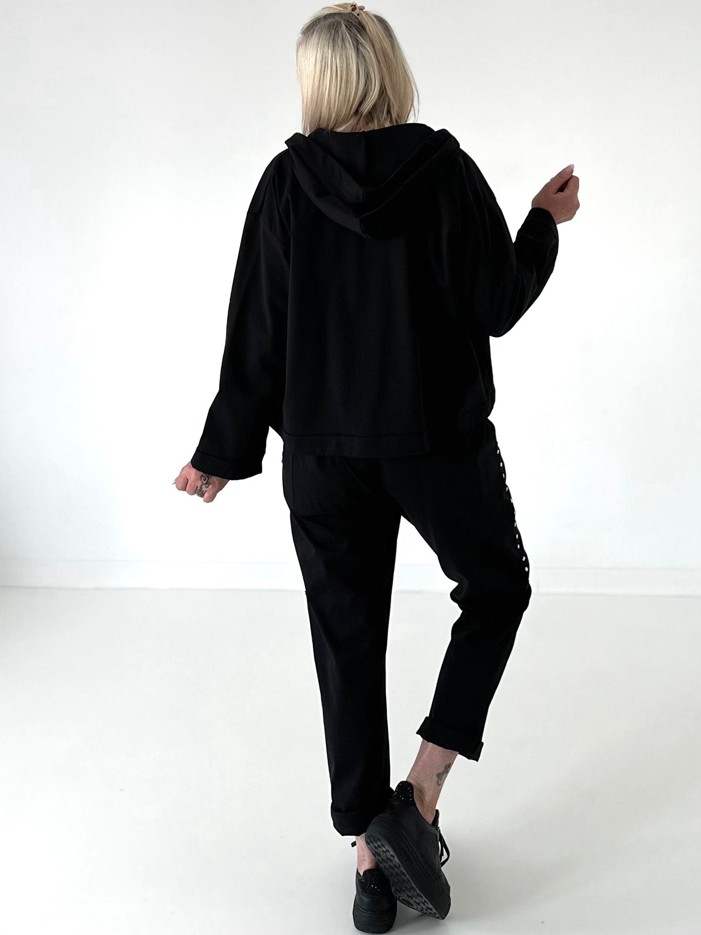 Jacke mit goldenen Nieten-Details - schwarz