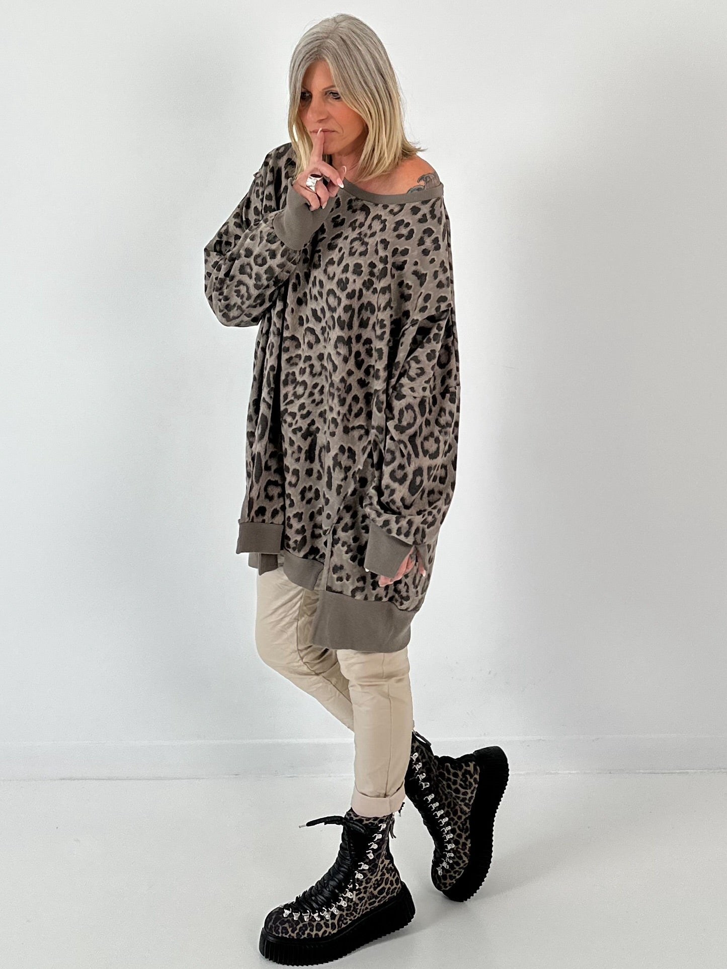 Tunic Taupe Leopard Sweater Oversized Sweatshirt Model